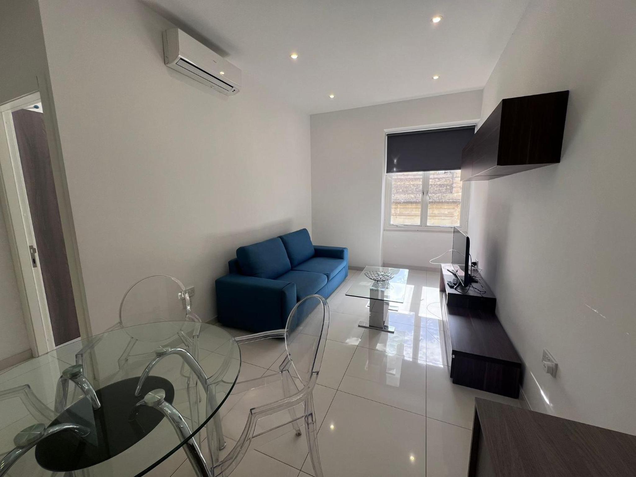 Sunny one bedroom Apartment in Old Bakery Street view 2