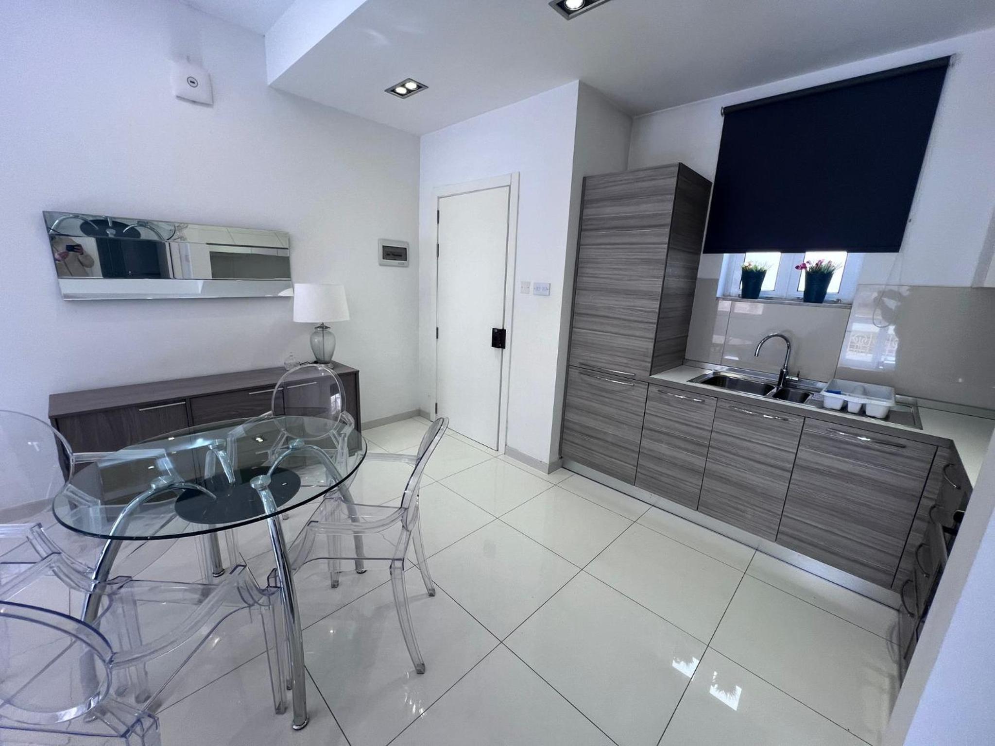 Sunny one bedroom Apartment in Old Bakery Street view 3