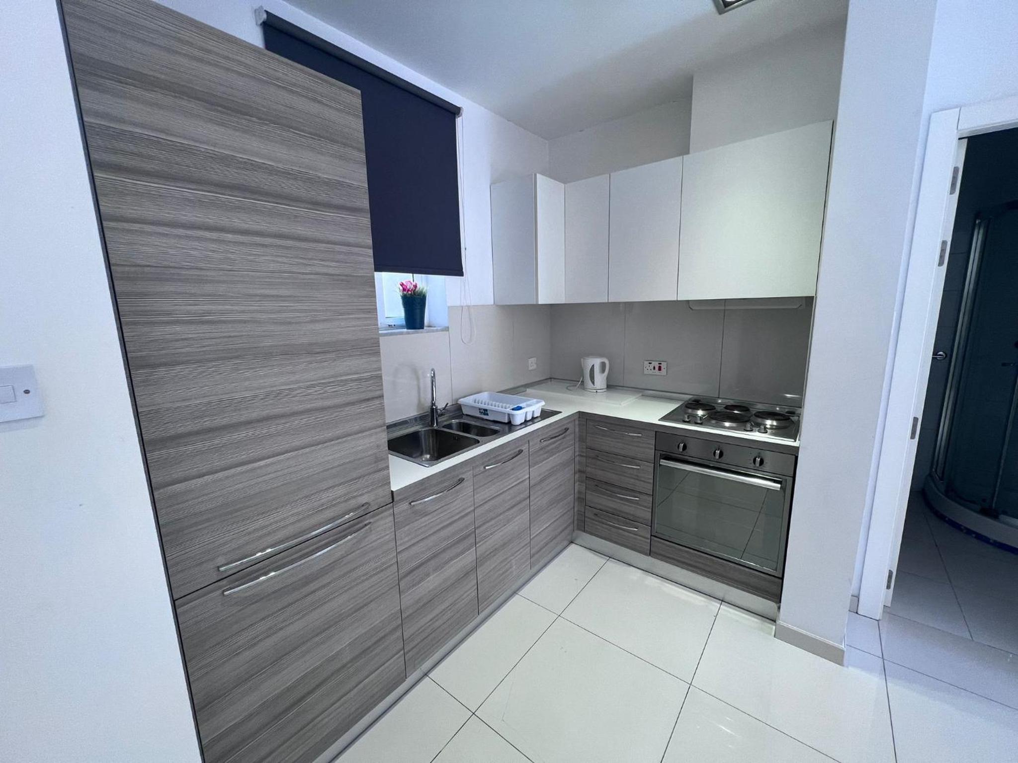 Sunny one bedroom Apartment in Old Bakery Street view 5