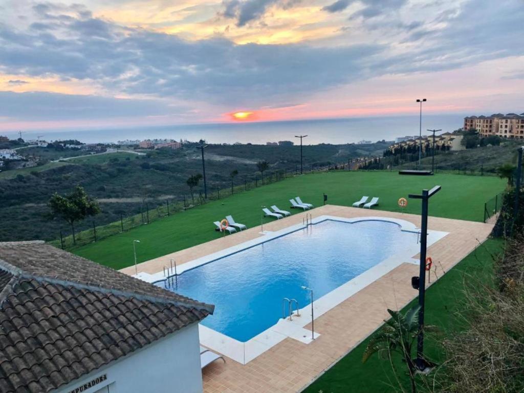 Precioso apartamento con vistas a mar y montaña en Manilva