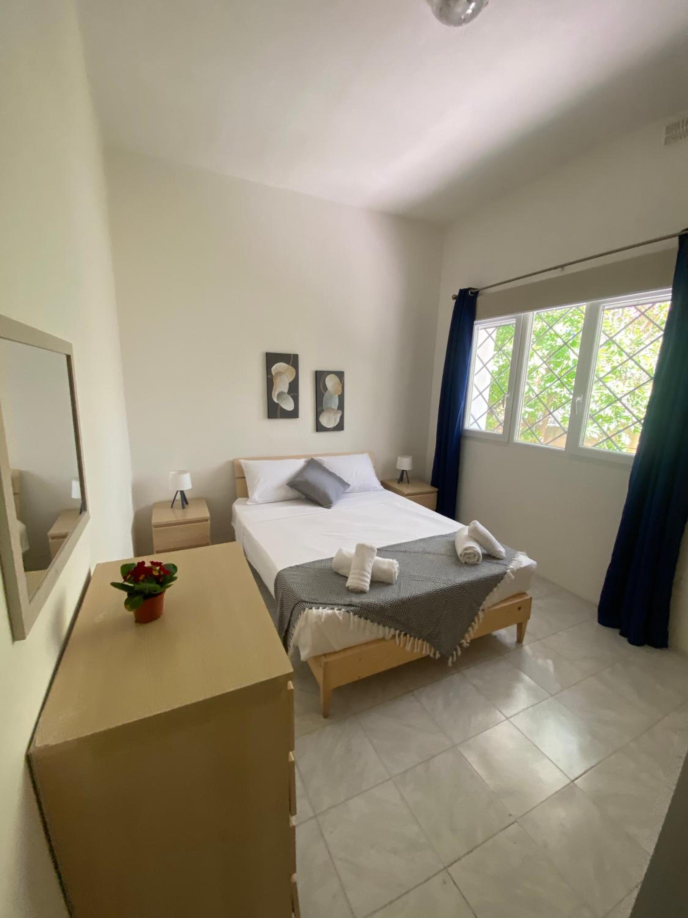 Bright and airy room, shared bathroom, st Julians view 3