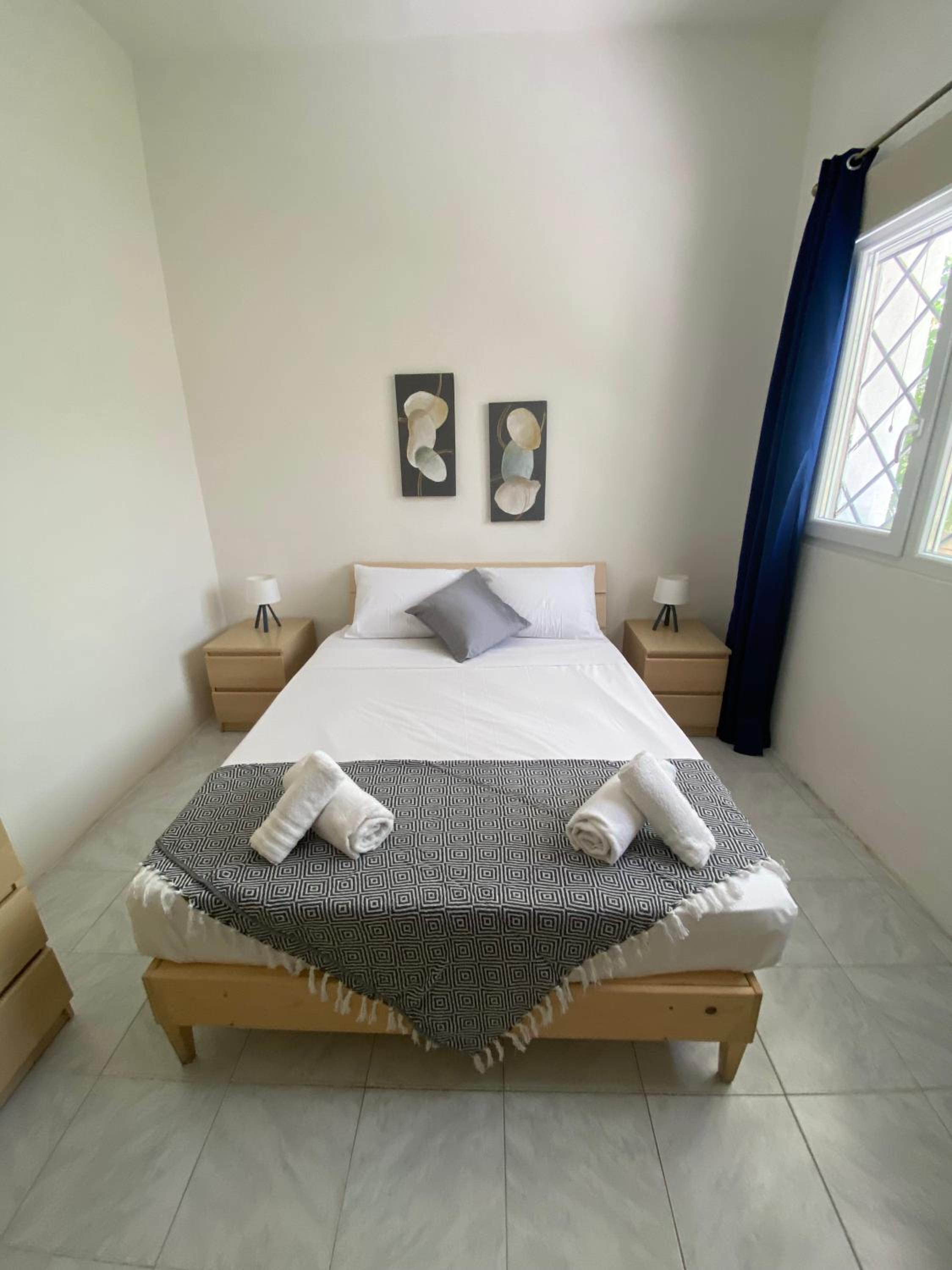 Bright and airy room, shared bathroom, st Julians view 4