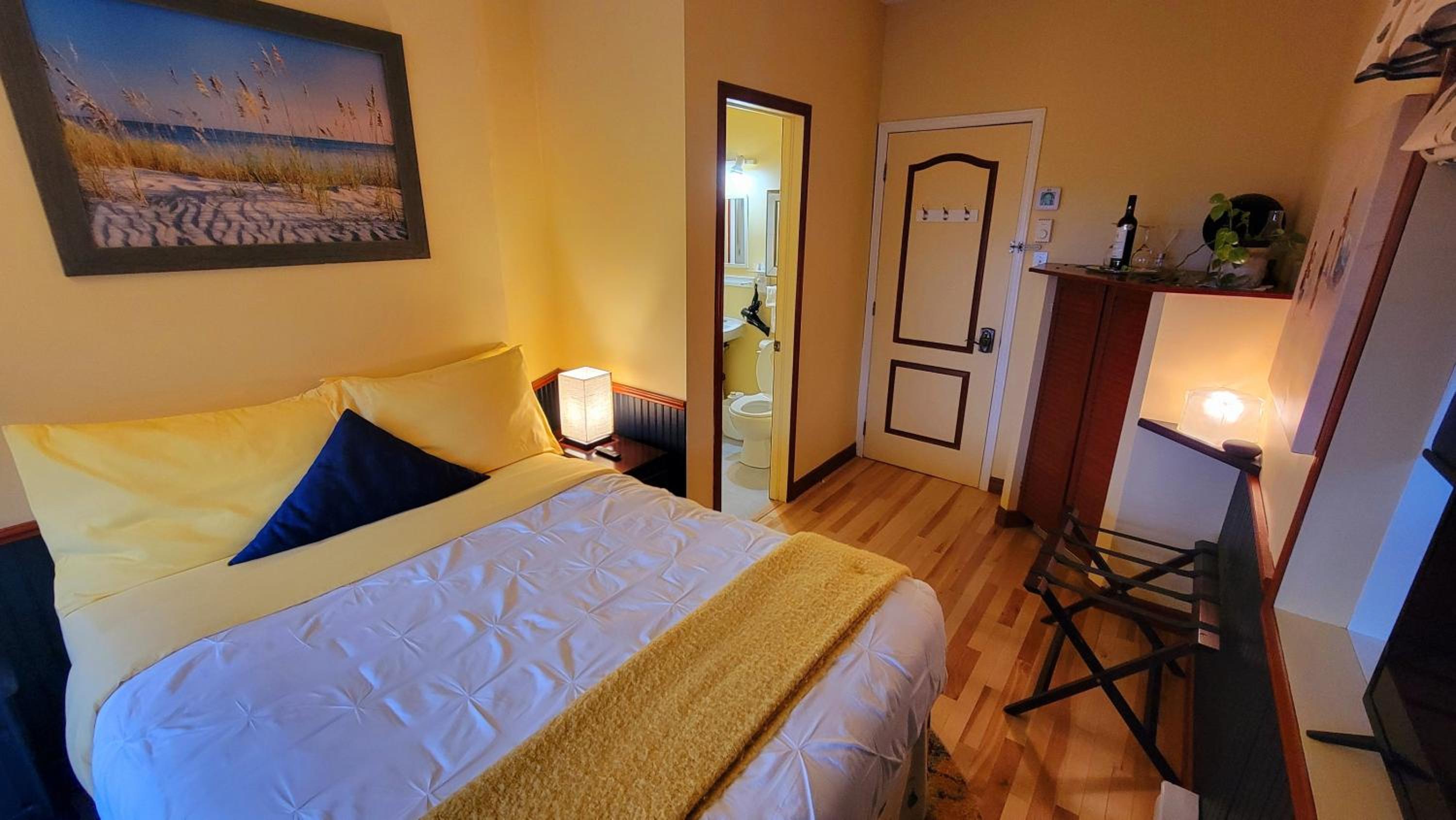 Kokomo INN Bed and Breakfast Ottawa-Gatineau's Only Tropical Riverfront B&B on the National Capital Cycling Pathway Route Verte #1 - for Adults Only - Cham