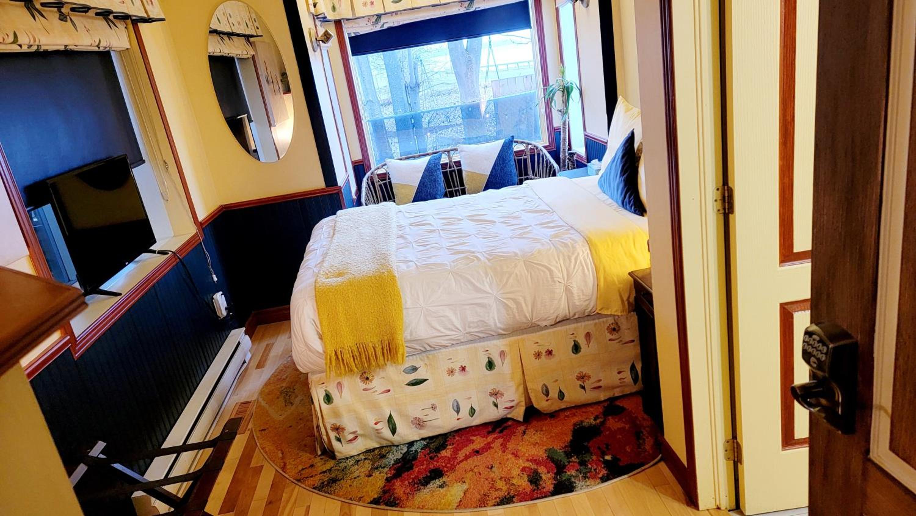 Kokomo INN Bed and Breakfast Ottawa-Gatineau's Only Tropical Riverfront B&B on the National Capital Cycling Pathway Route Verte #1 - for Adults Only - Cham