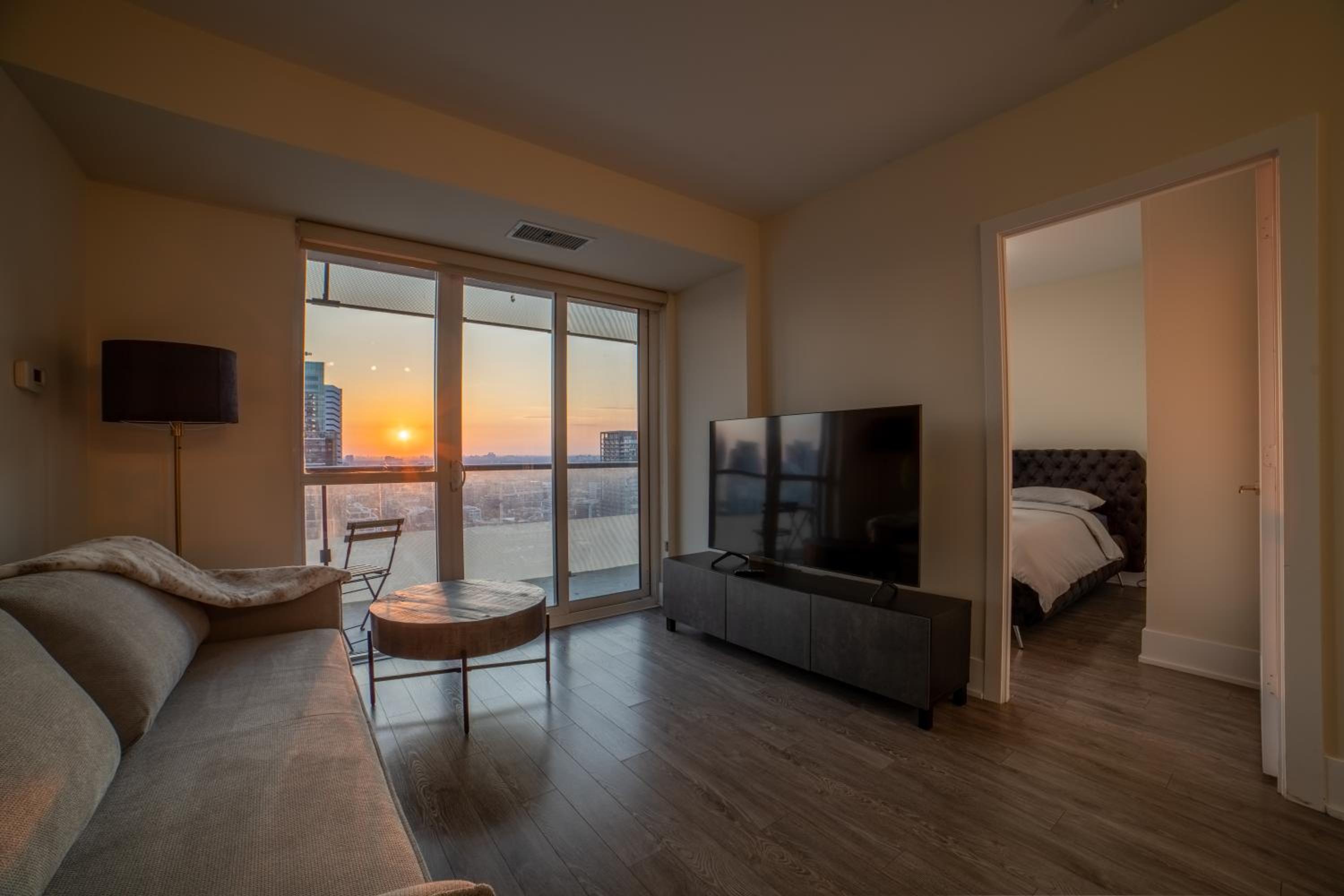 Luxury Condo w/Mesmerizing Sunset Views & FREE Parking