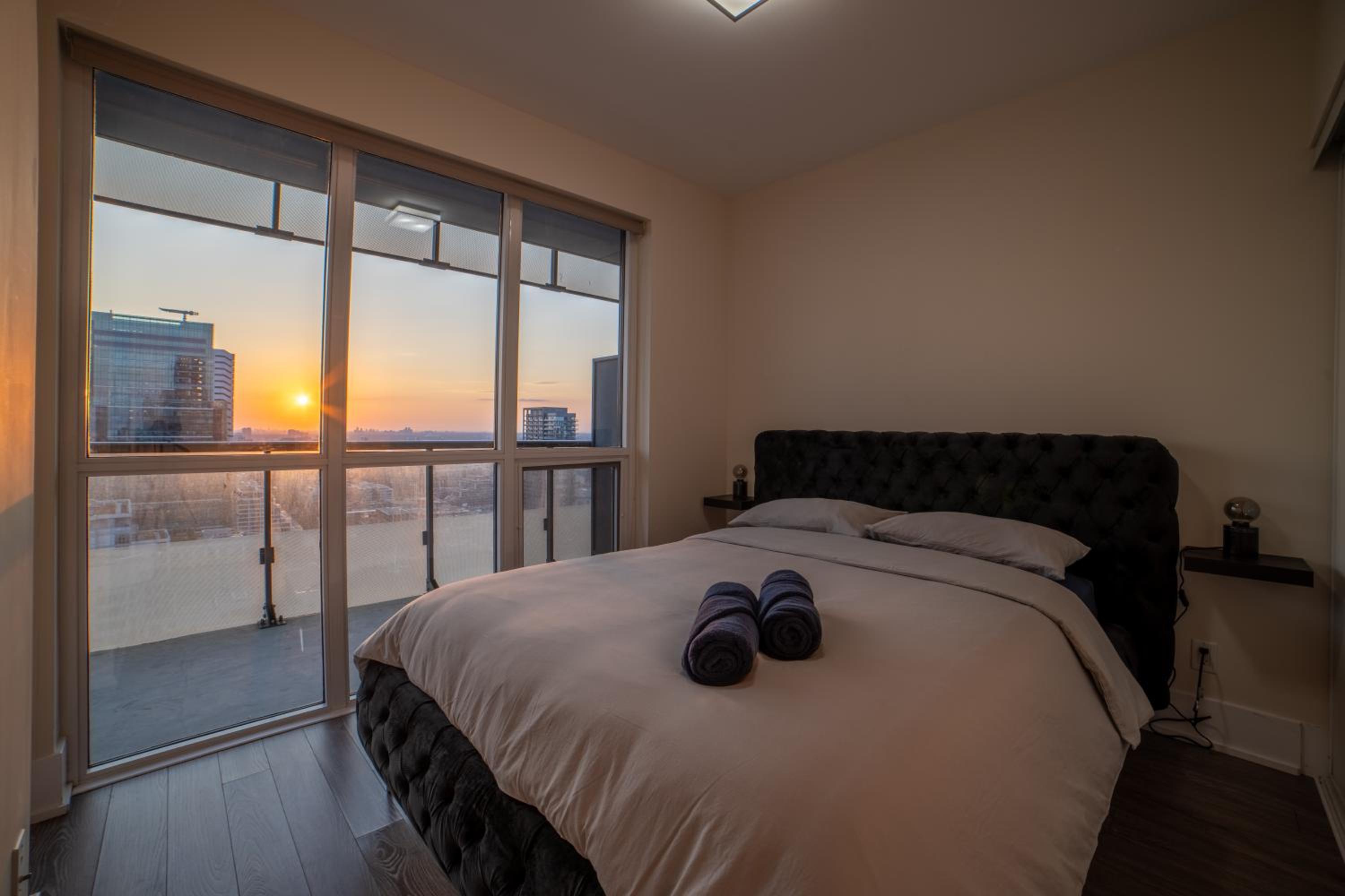 Luxury Condo w/Mesmerizing Sunset Views & FREE Parking