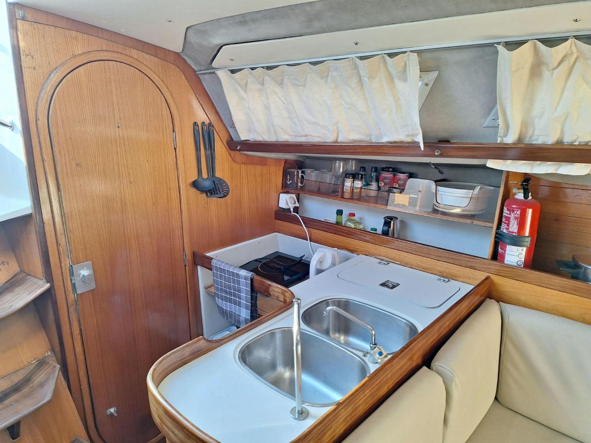 Sleep aboard a sailing boat in Lisbon view 5