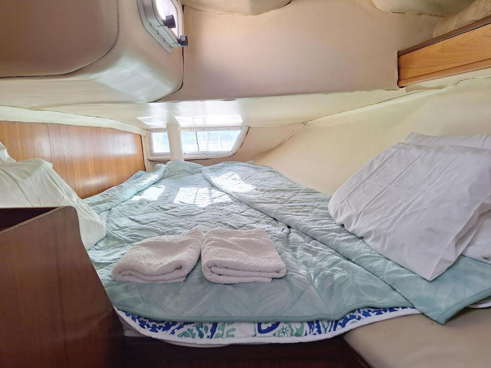 Sleep aboard a sailing boat in Lisbon view 4