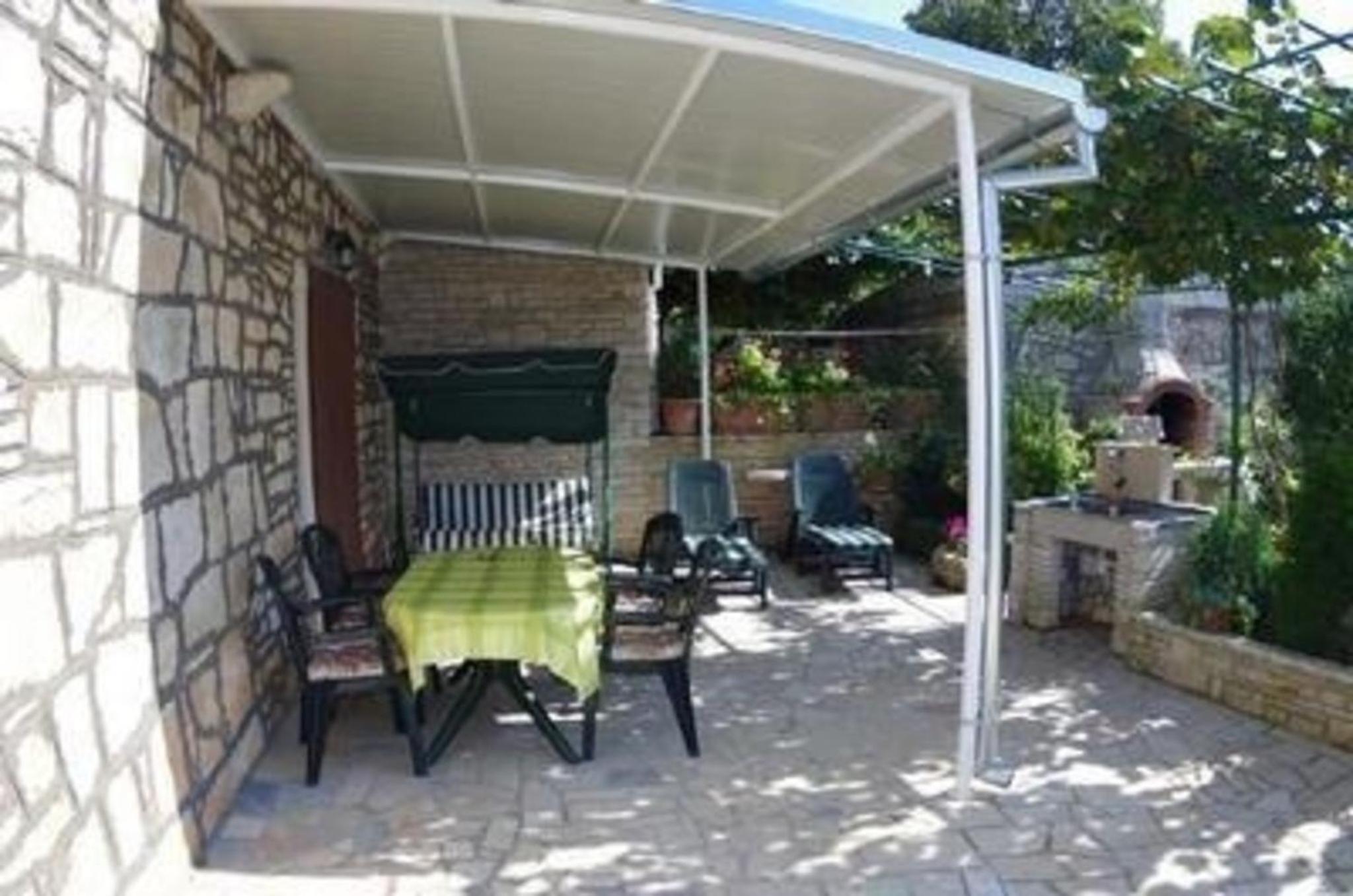 Ferienhaus in Rakalj mit Grill, Garten und Terrasse