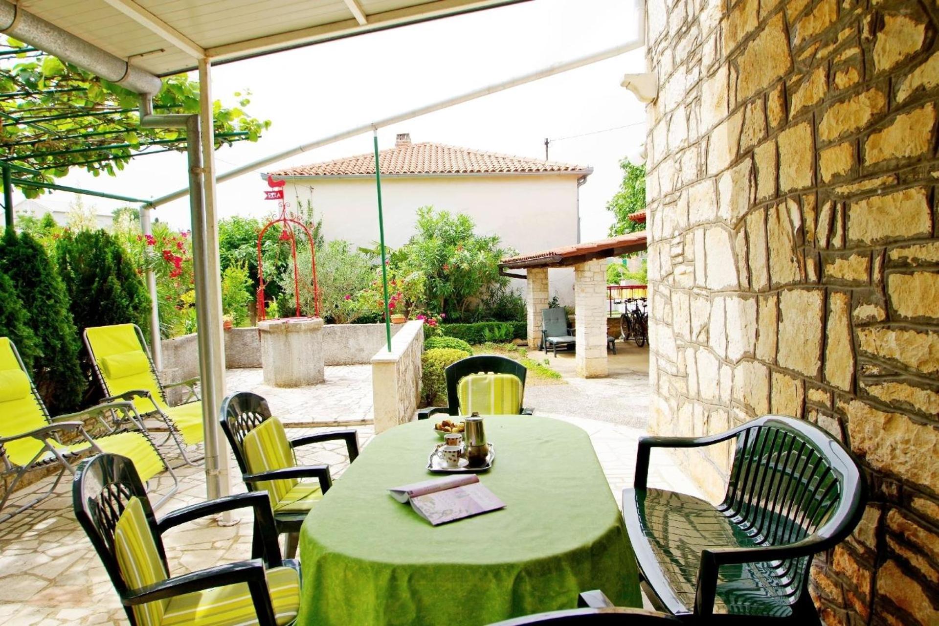 Ferienhaus in Rakalj mit Grill, Garten und Terrasse
