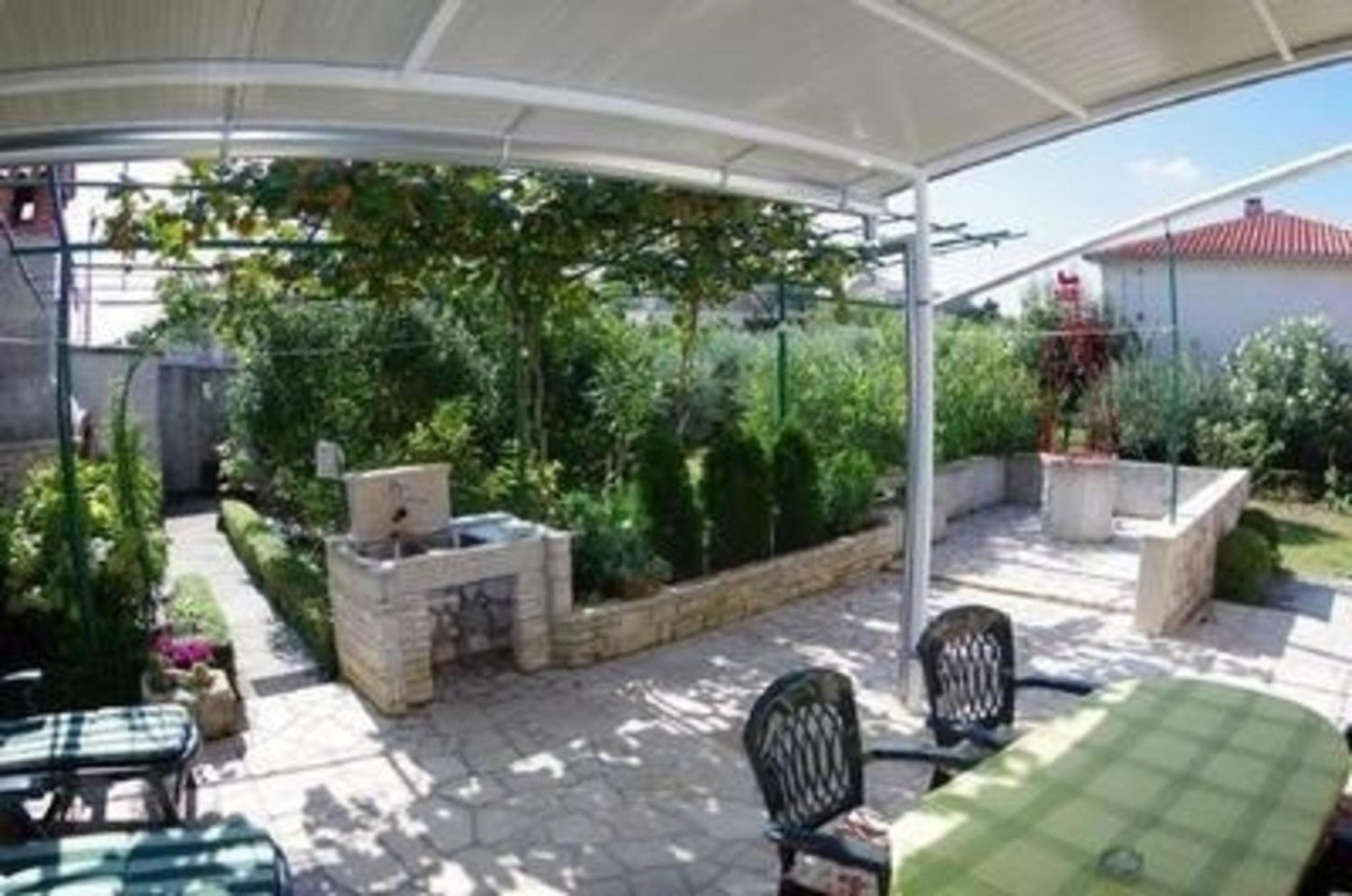 Ferienhaus in Rakalj mit Grill, Garten und Terrasse