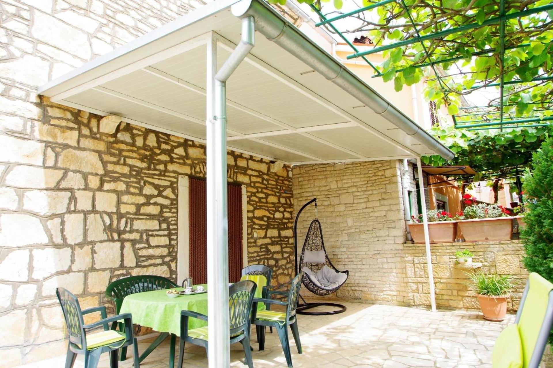 Ferienhaus in Rakalj mit Grill, Garten und Terrasse