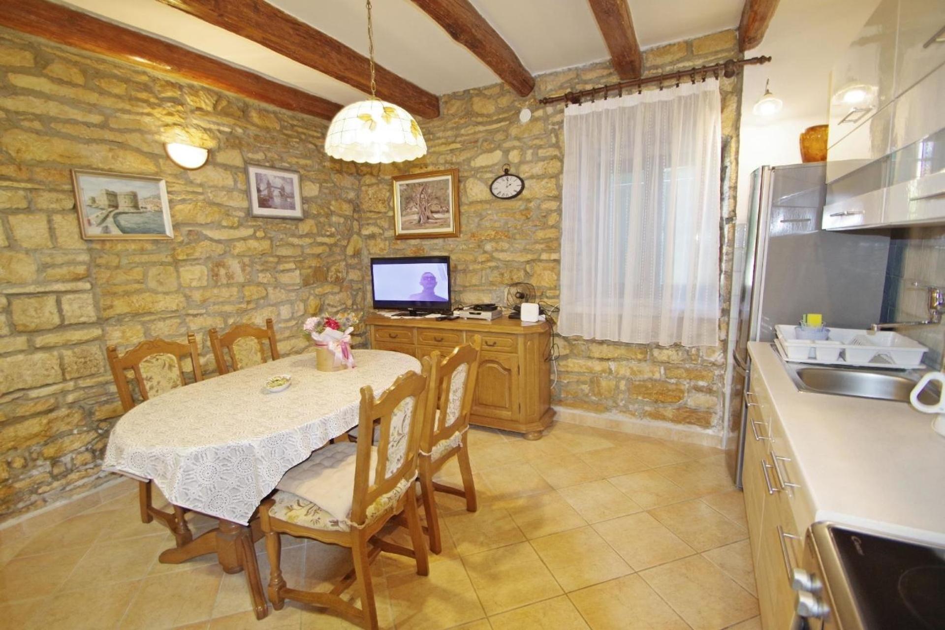 Ferienhaus in Rakalj mit Grill, Garten und Terrasse