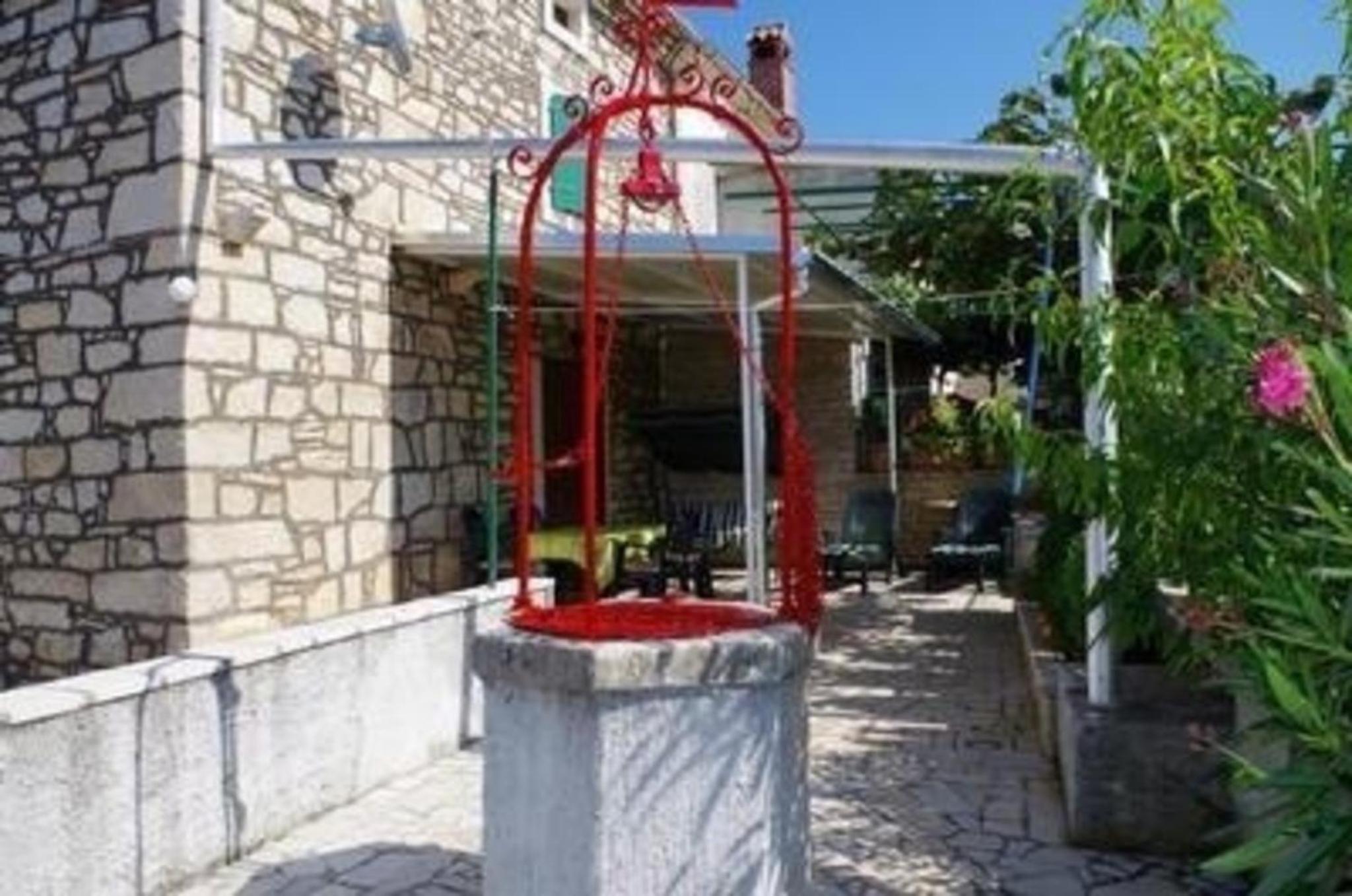 Ferienhaus in Rakalj mit Grill, Garten und Terrasse