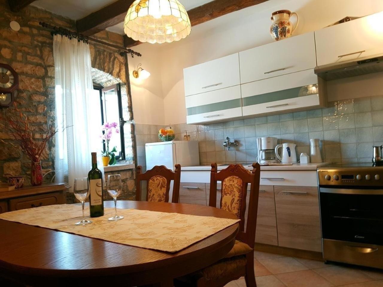 Ferienhaus in Rakalj mit Grill, Garten und Terrasse