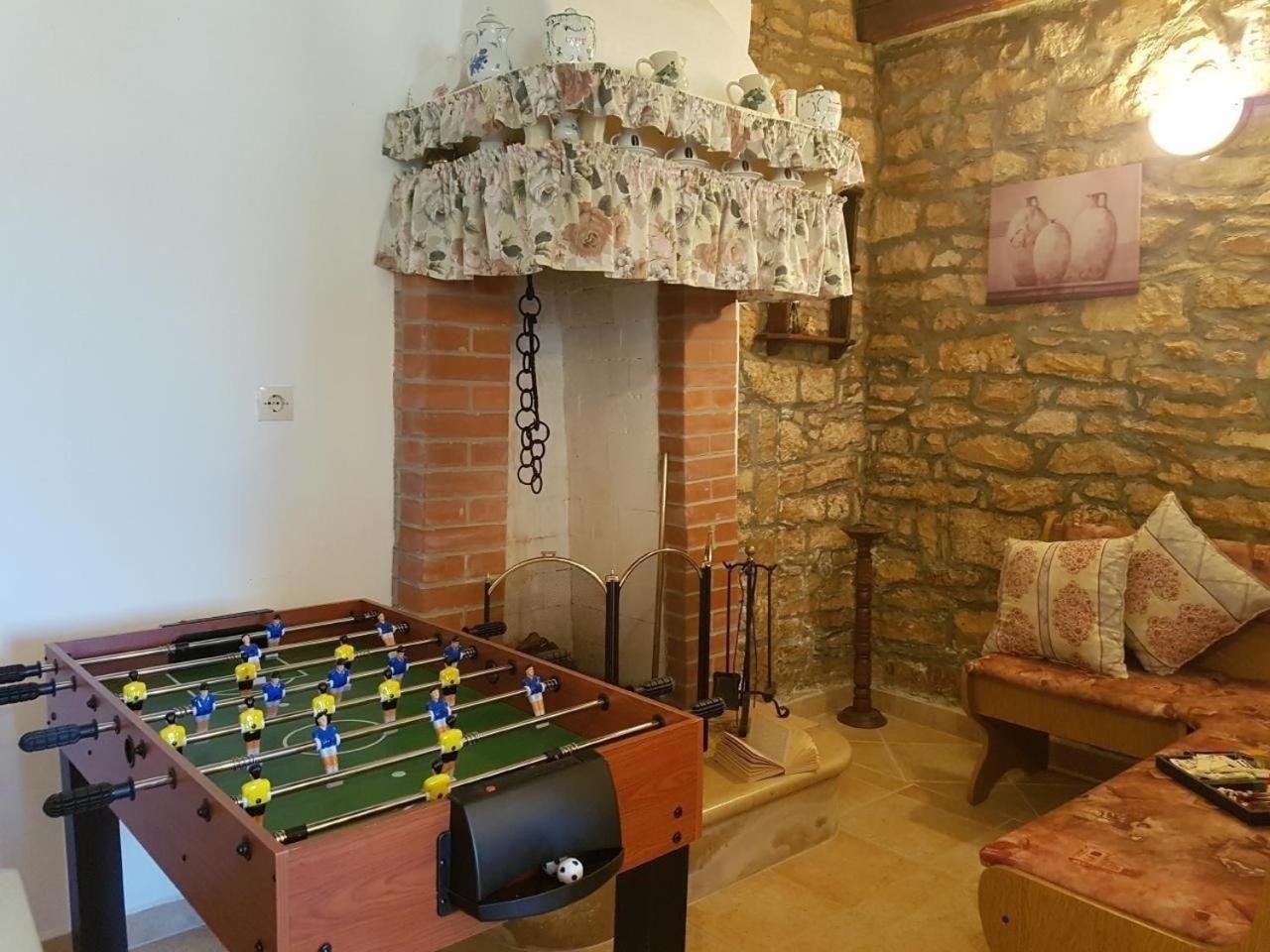 Ferienhaus in Rakalj mit Grill, Garten und Terrasse