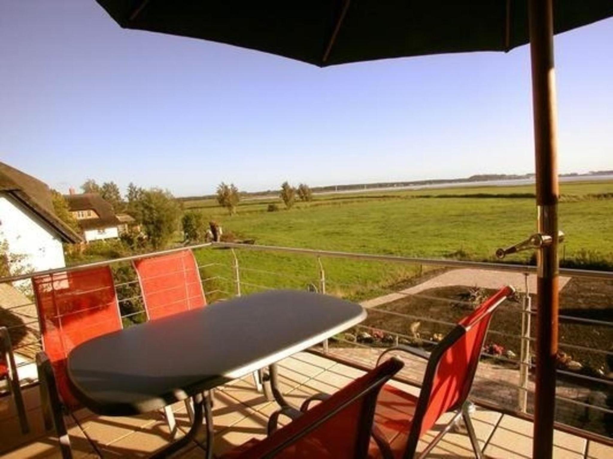 Tolles Appartement in Groß Zicker mit Grill, Terrasse und Garten