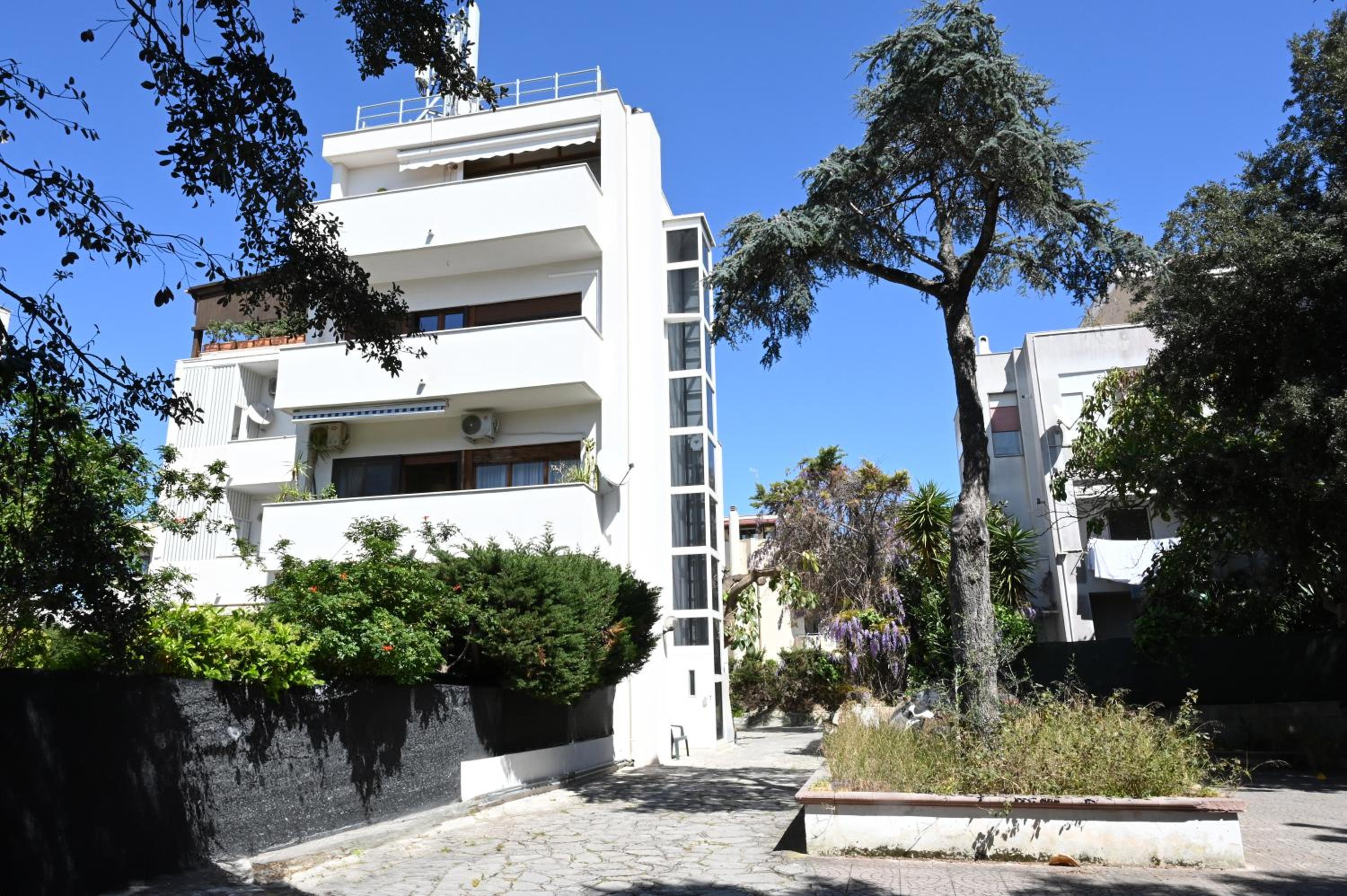 DUCA DEGLI ABRUZZI Modern House LUXURY RELAX - VICINO AEROPORTO SALENTO - CHECK IN H24 with private Parking view 2