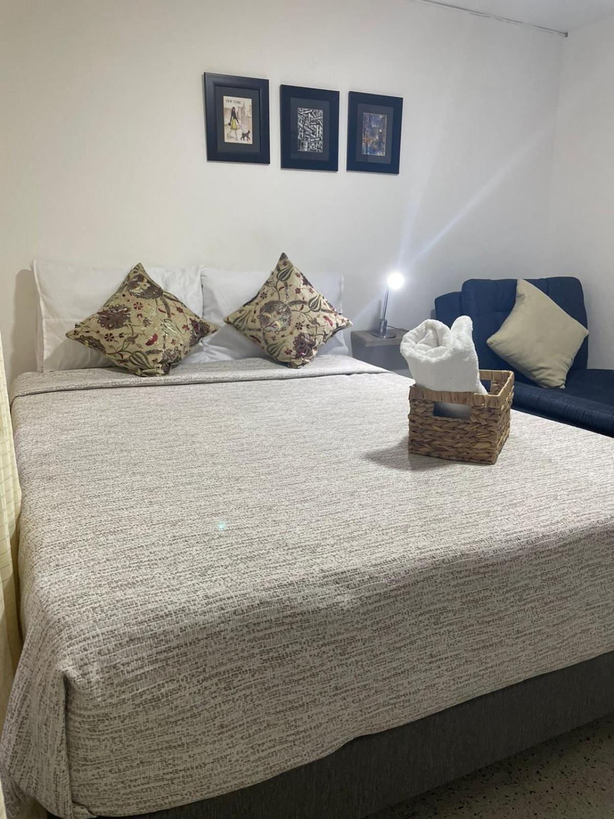 loft cerca a laureles, WIFI, cerca metro y GUARDA EQUIPAJE GRATIS!!