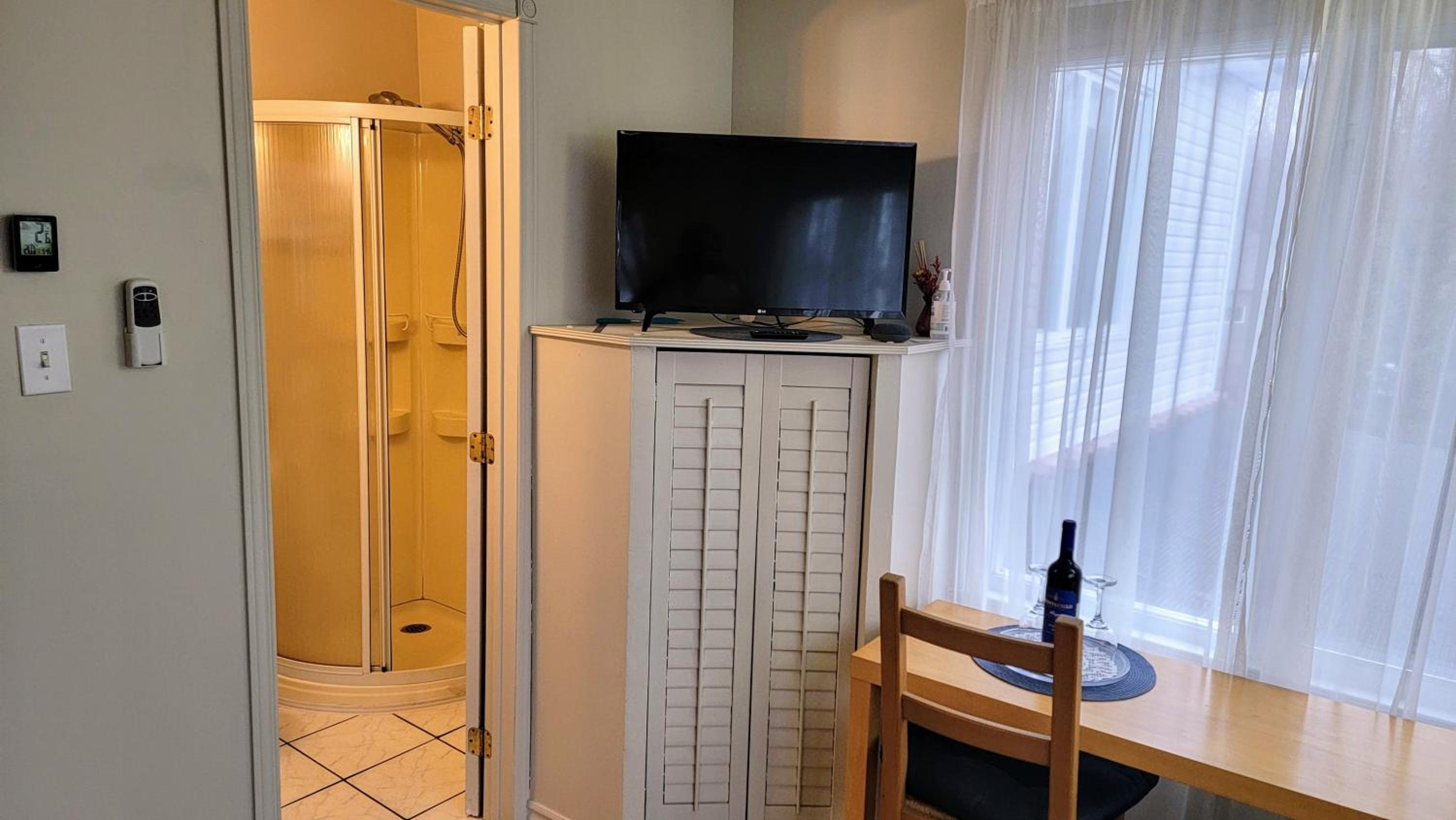 Kokomo INN Bed and Breakfast Ottawa-Gatineau's Only Tropical Riverfront B&B on the National Capital Cycling Pathway Route Verte #1 - for Adults Only - Cham