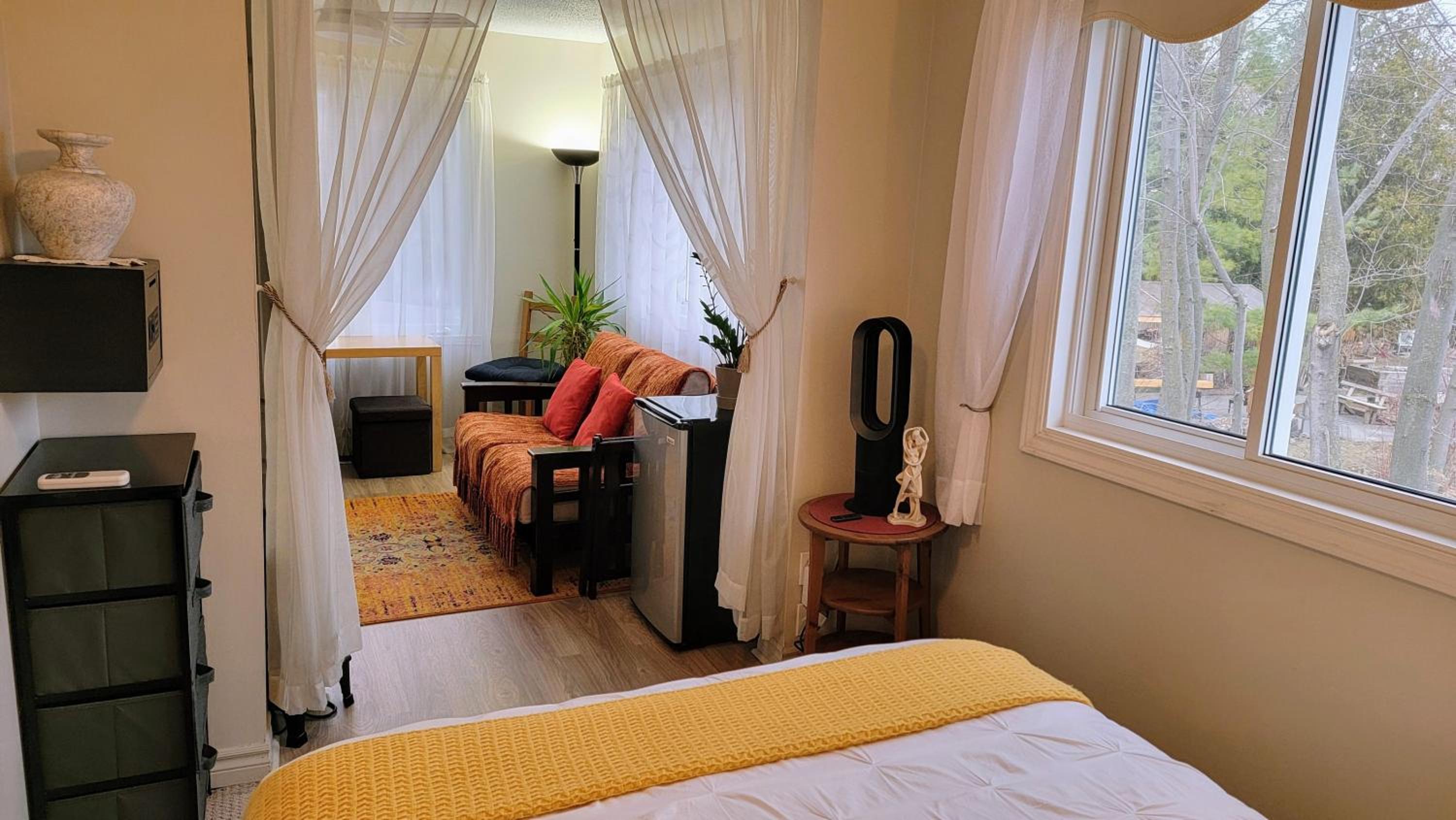 Kokomo INN Bed and Breakfast Ottawa-Gatineau's Only Tropical Riverfront B&B on the National Capital Cycling Pathway Route Verte #1 - for Adults Only - Cham
