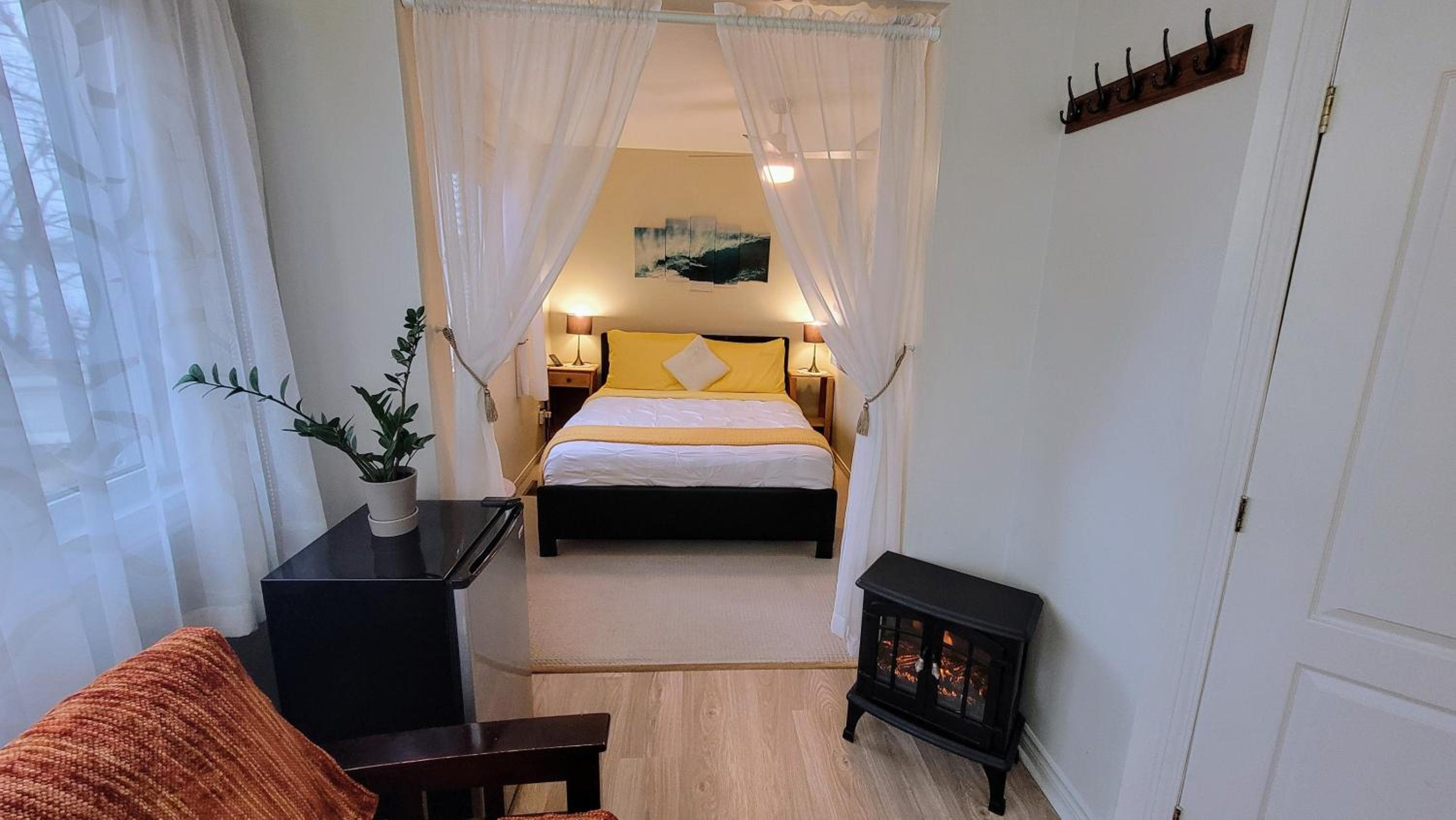 Kokomo INN Bed and Breakfast Ottawa-Gatineau's Only Tropical Riverfront B&B on the National Capital Cycling Pathway Route Verte #1 - for Adults Only - Cham