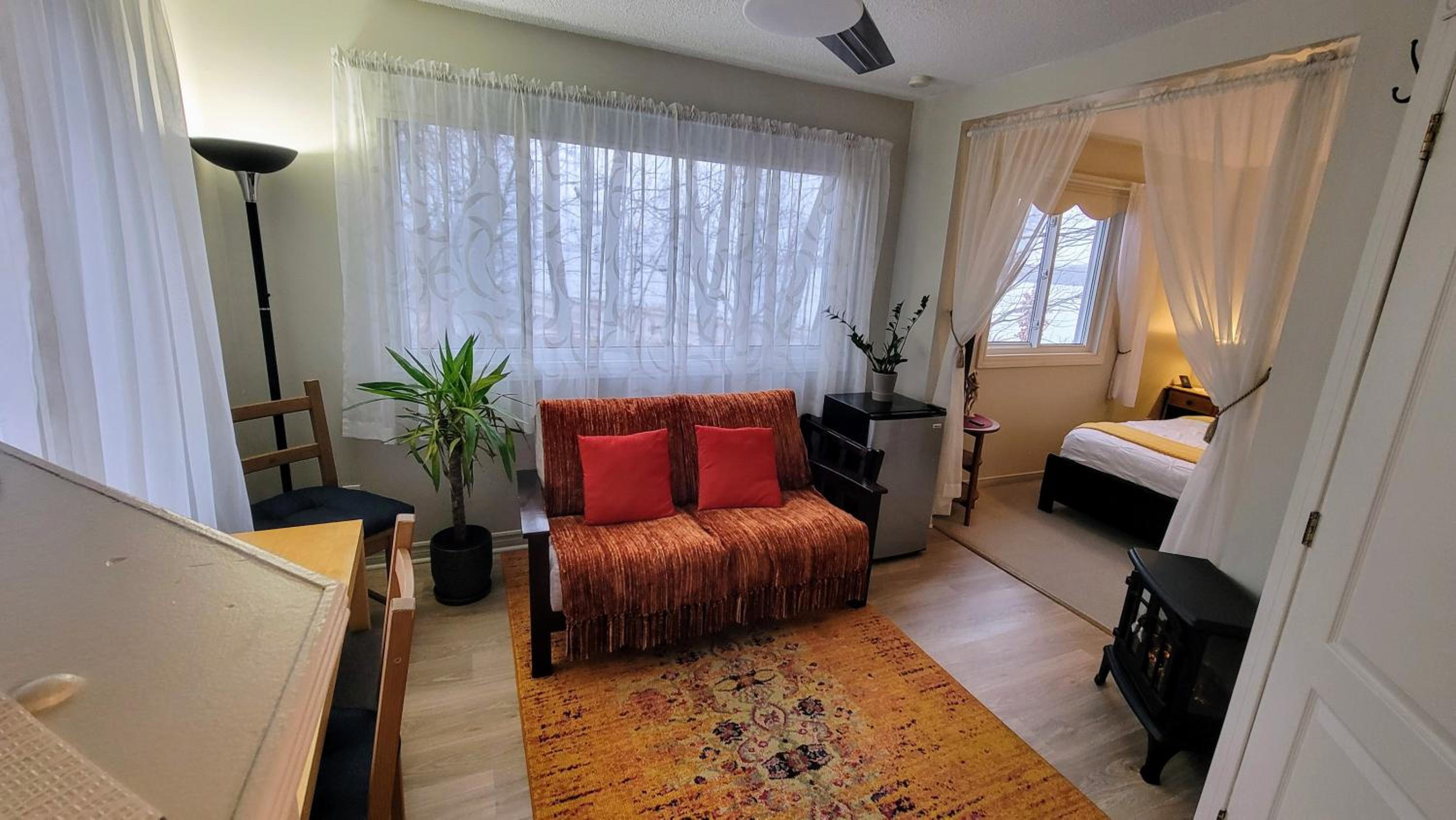 Kokomo INN Bed and Breakfast Ottawa-Gatineau's Only Tropical Riverfront B&B on the National Capital Cycling Pathway Route Verte #1 - for Adults Only - Cham