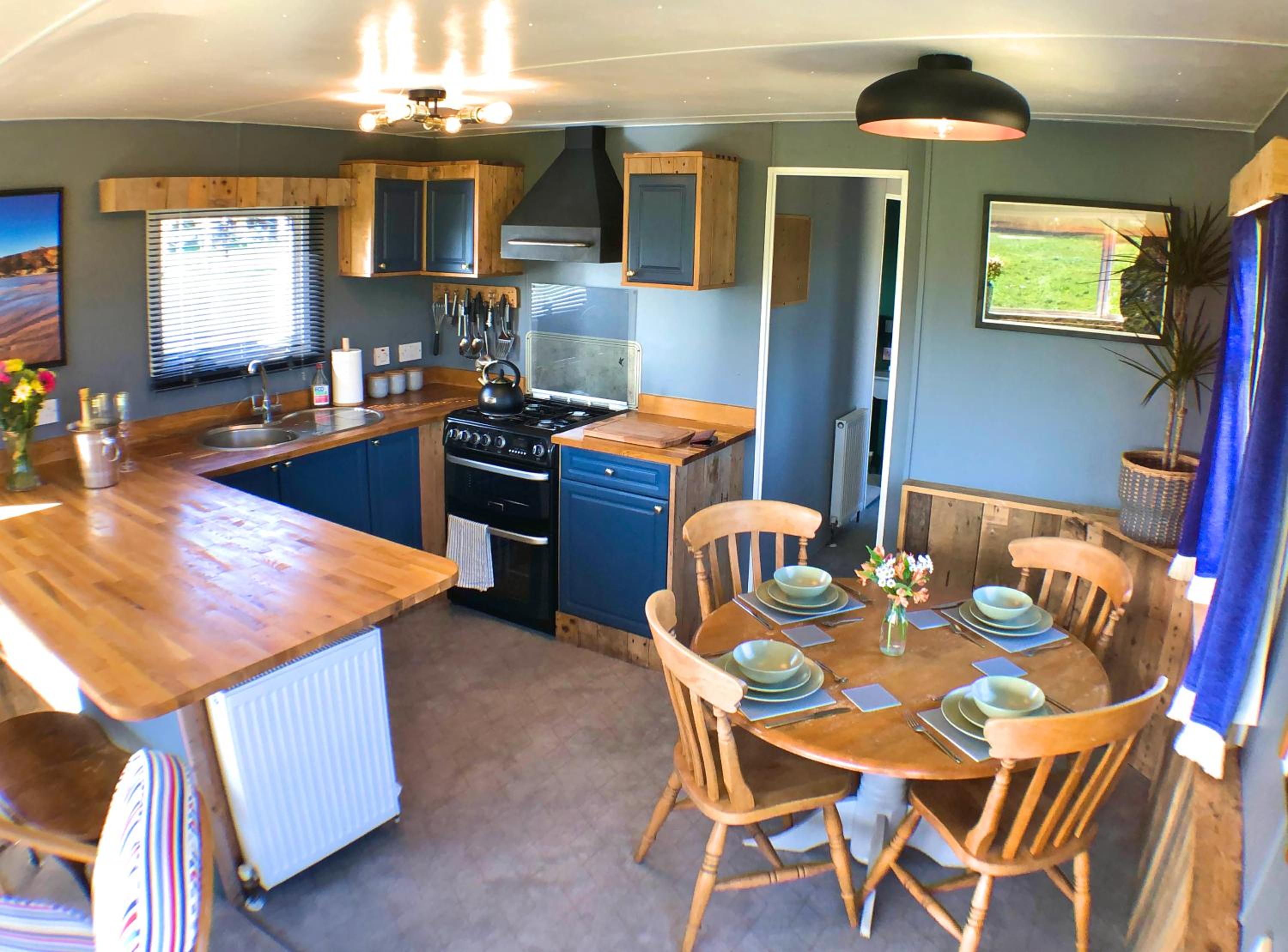 The Nest Retreat - Hot Tub & Sauna - 2 bedroom - near Glastonbury view 3