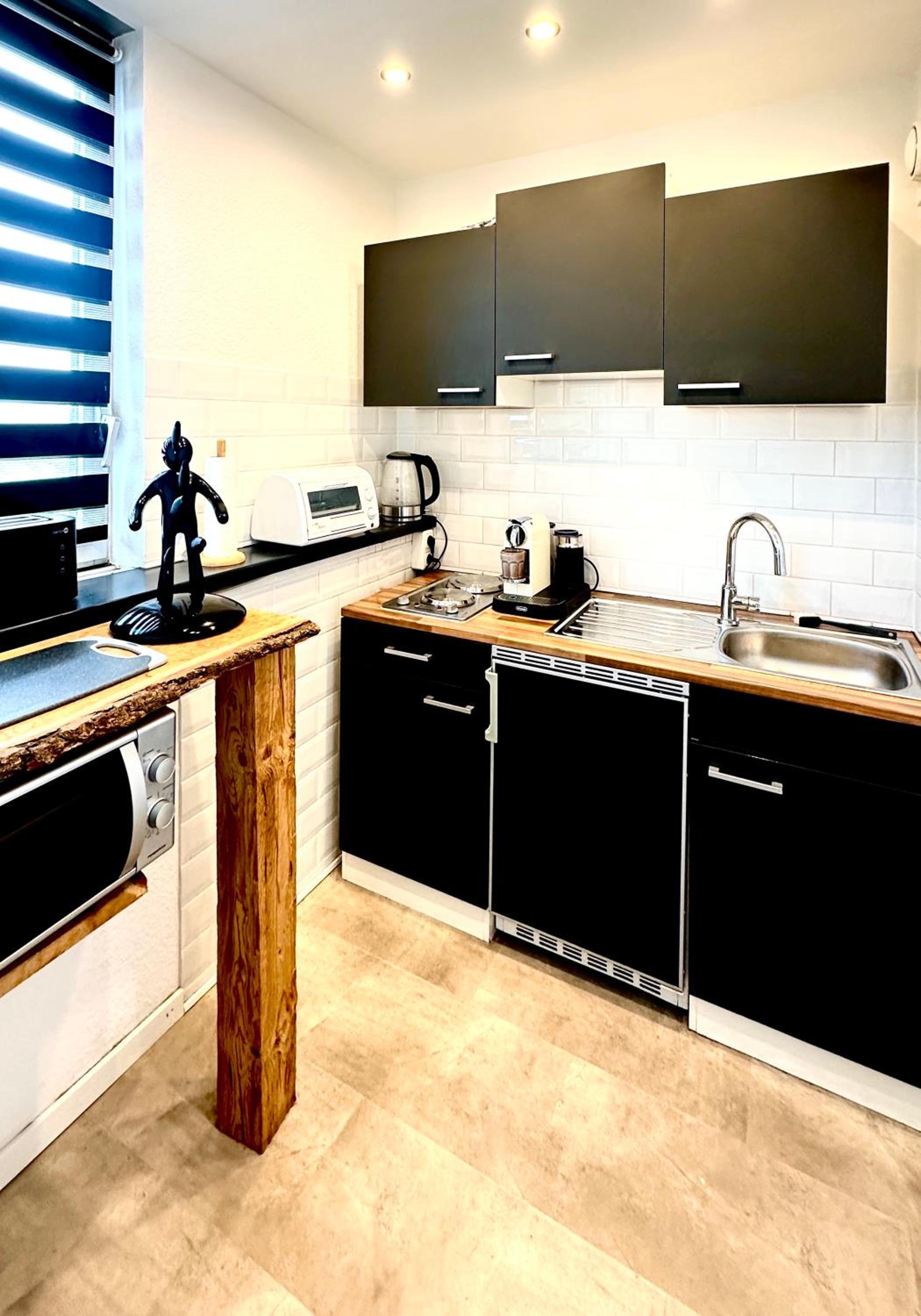 DOMspitzen-BLICK, cooles 2 Zimmer Apt mit Indoor-Swimmingpool auf dem Dach, Küche und Smart-TV