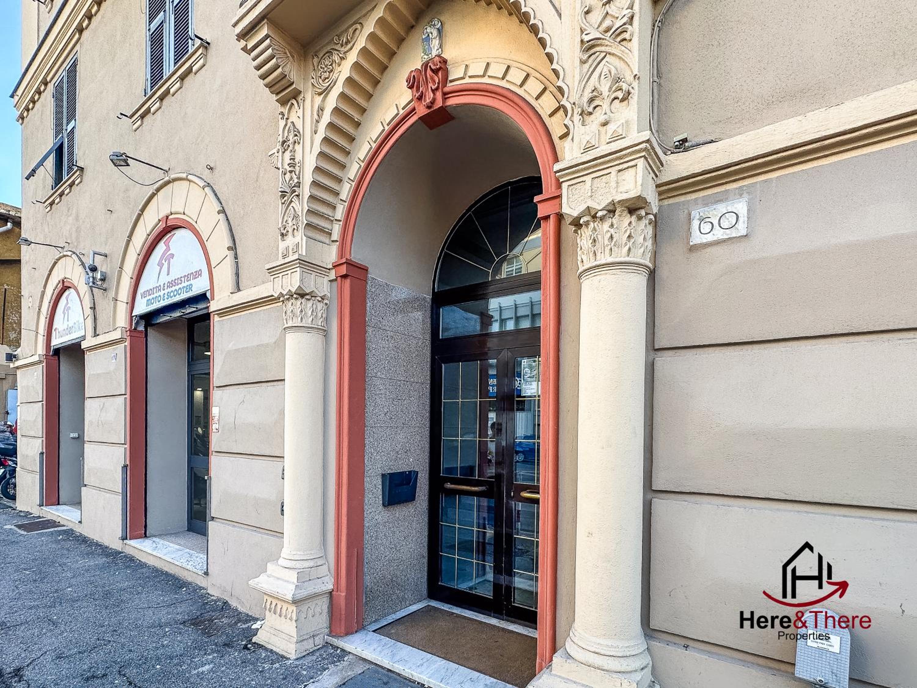 Elegant Apartment - Airport 5min - AC - Smart TV view 2