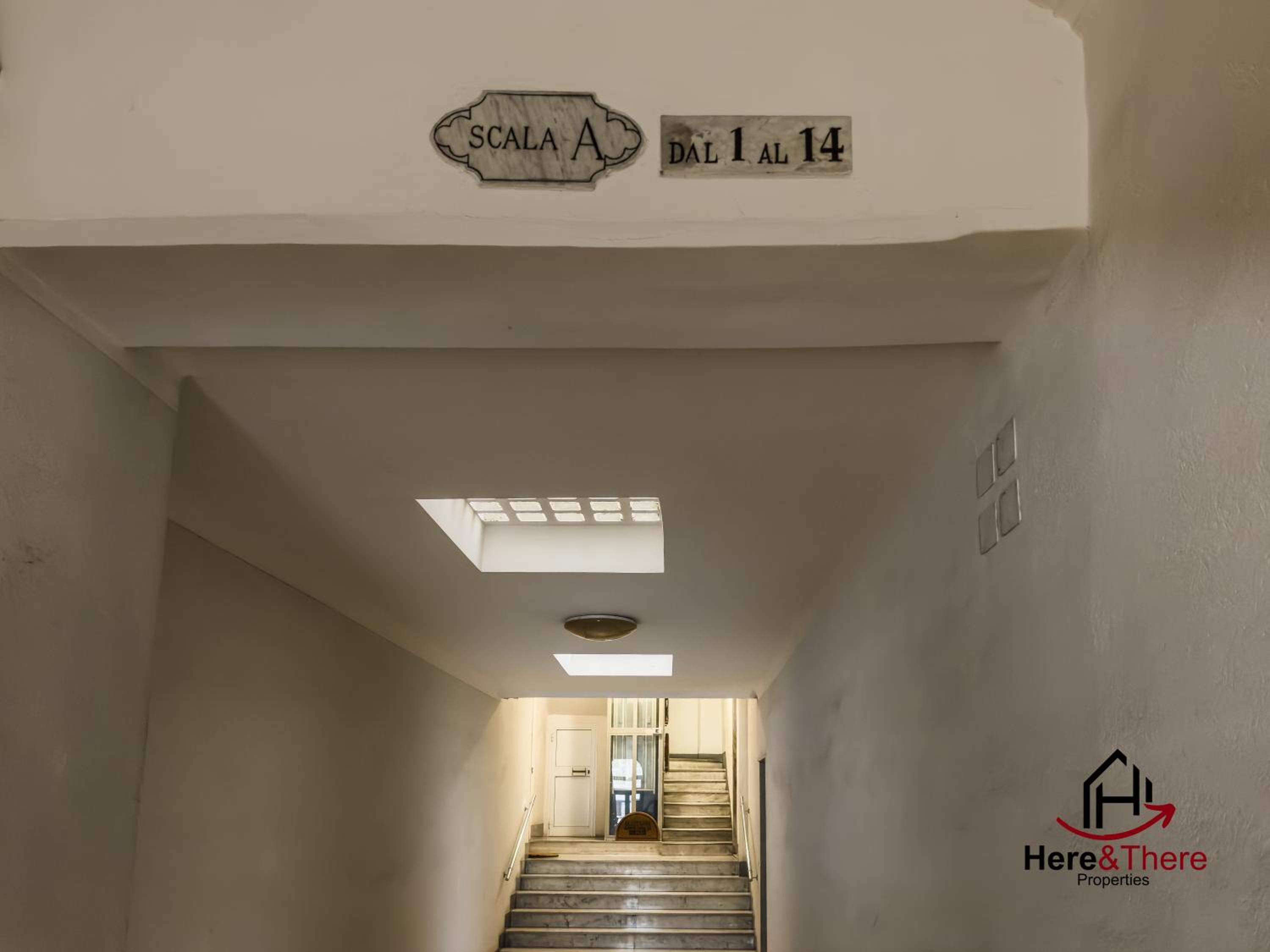 Elegant Apartment - Airport 5min - AC - Smart TV view 5