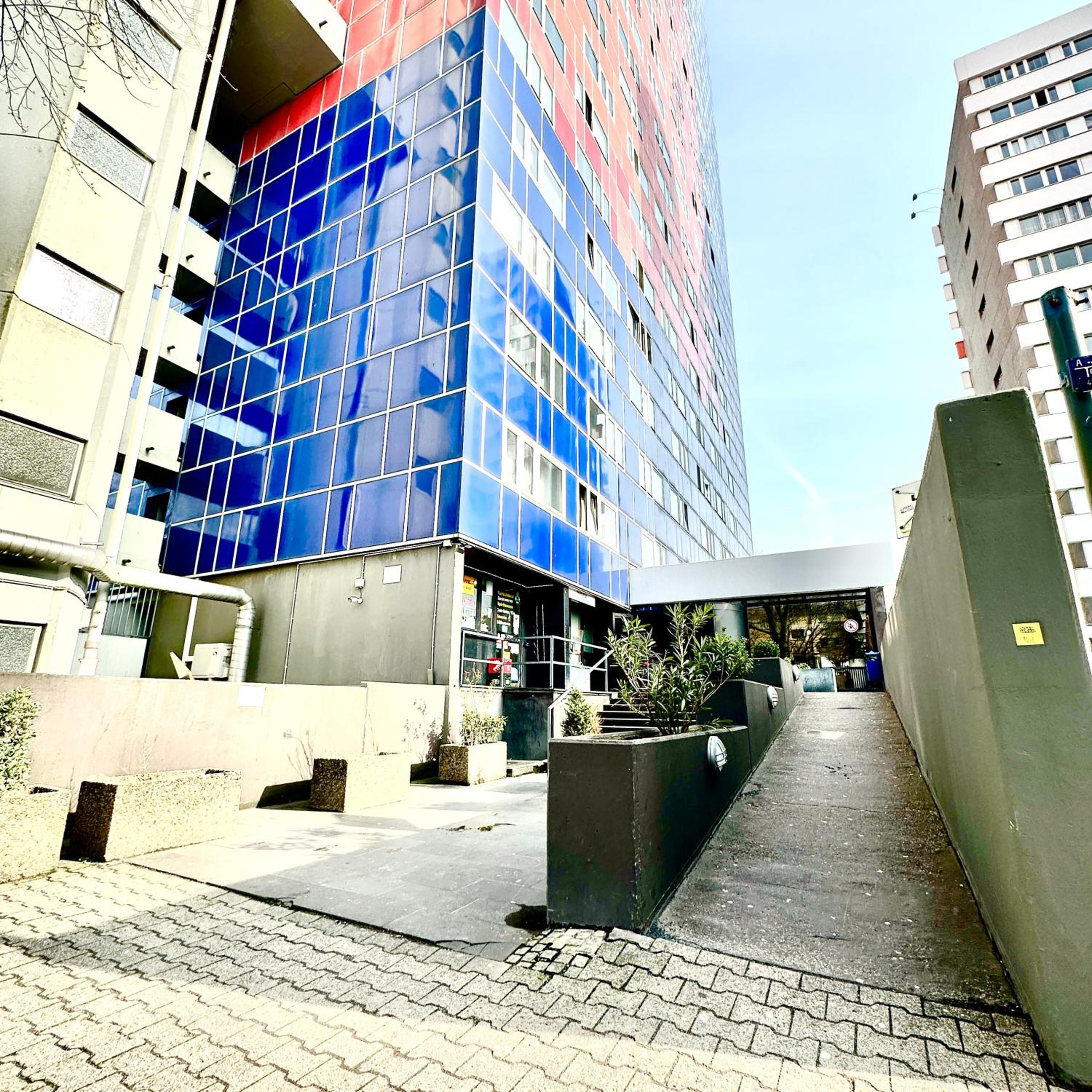 DOMspitzen-BLICK, cooles 2 Zimmer Apt mit Indoor-Swimmingpool auf dem Dach, Küche und Smart-TV