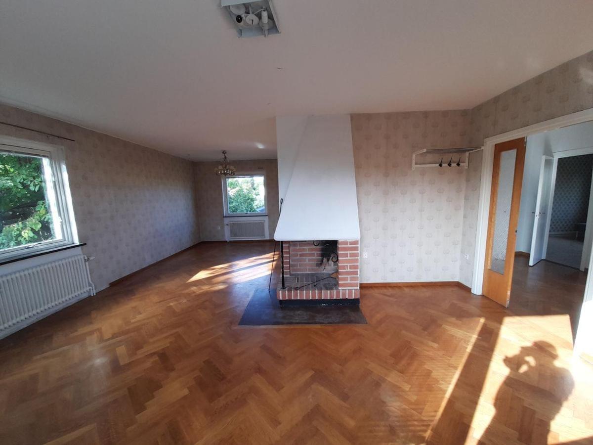 Room in house with good communication view 4