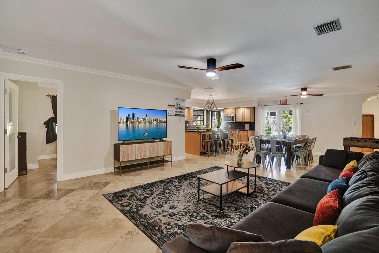 Magnificent Villa by Lake near Hollywood Beach view 3