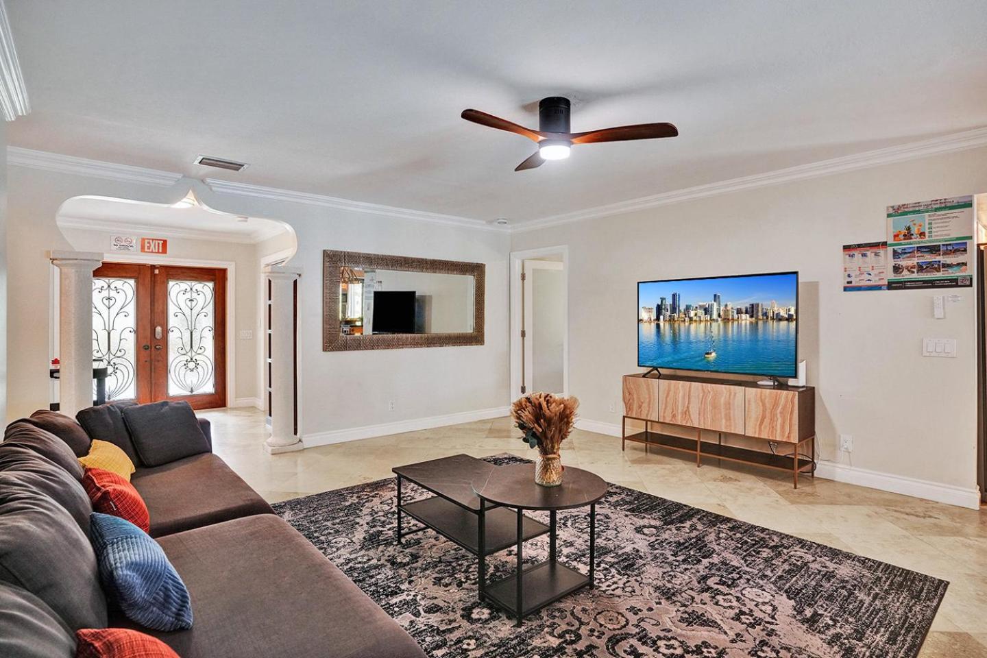 Magnificent Villa by Lake near Hollywood Beach view 5