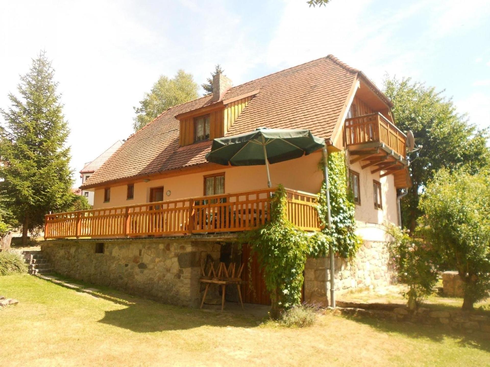 Haus in Kovárov mit Terrasse, Grill und Garten