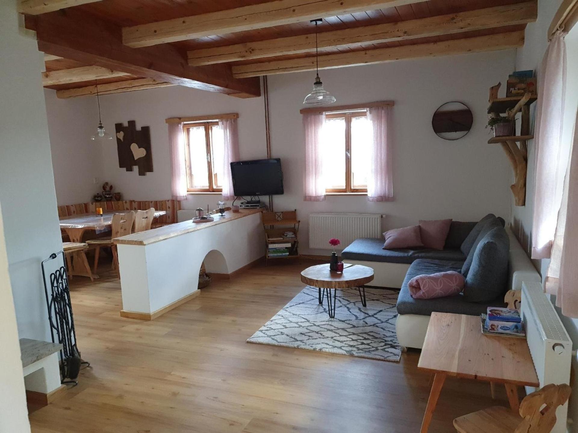 Haus in Kovárov mit Terrasse, Grill und Garten