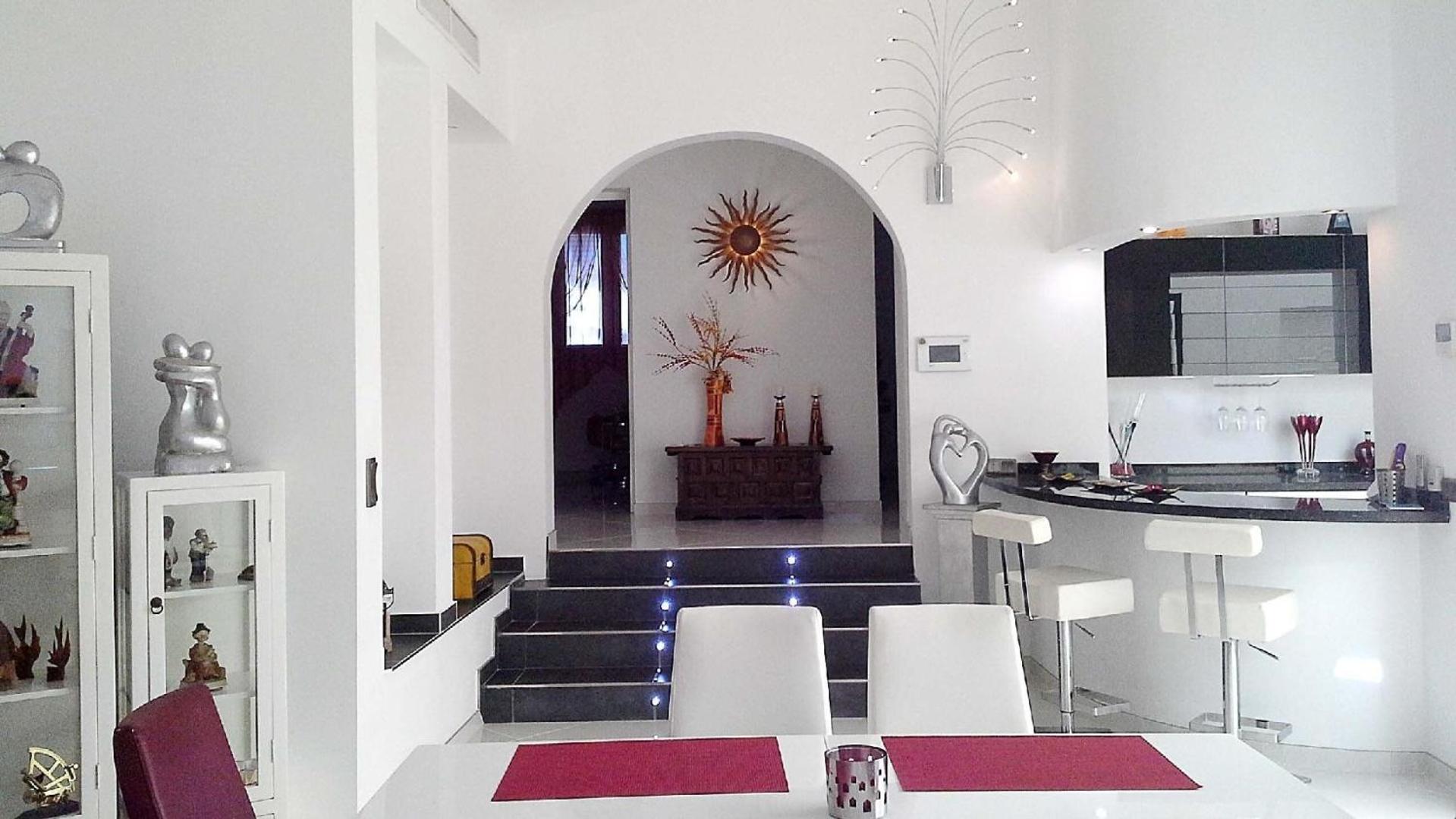 Sonniges Ferienhaus mit Grill, Garten und Pool