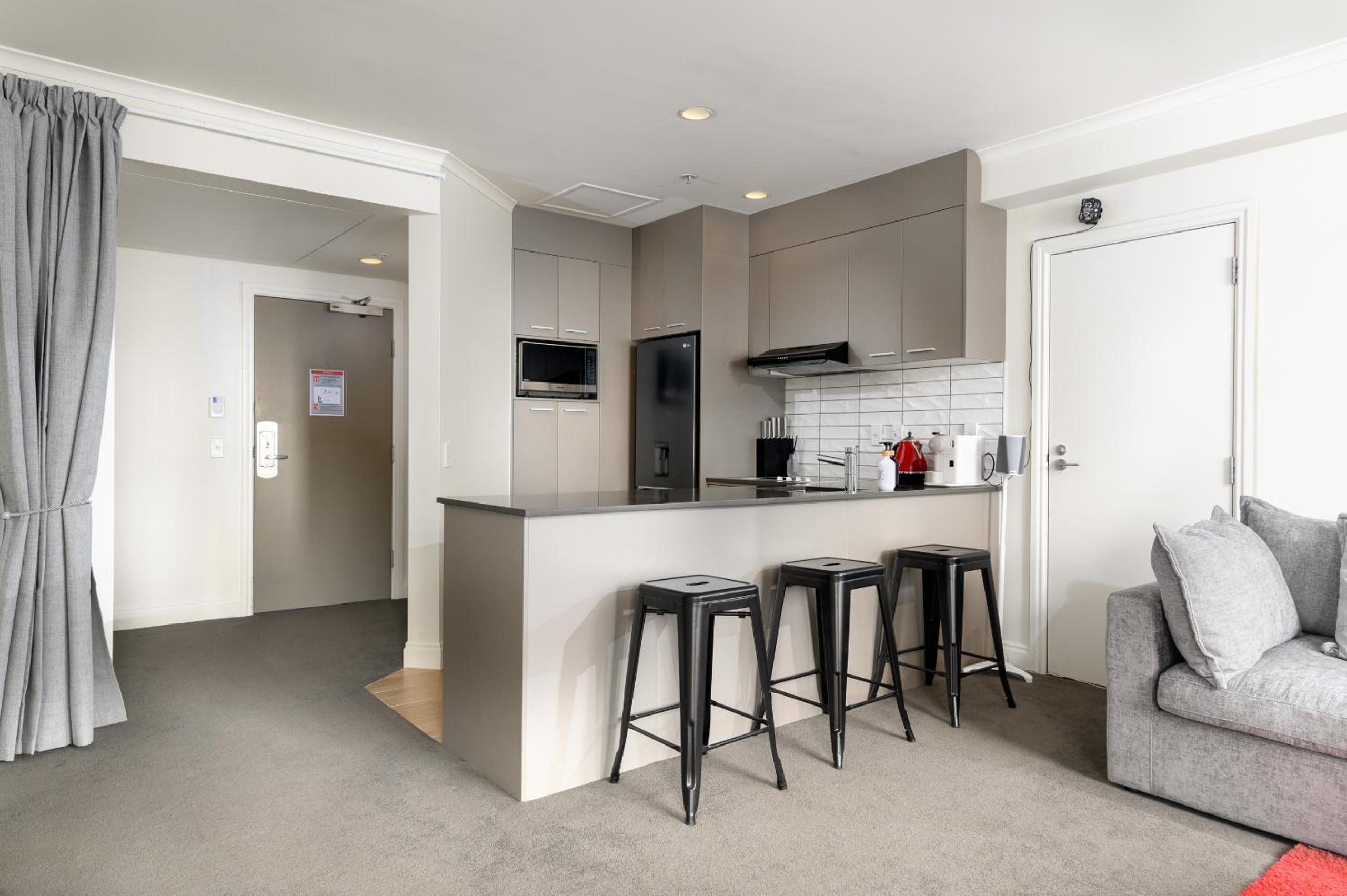 Entire Apartment 21st Floor Queen Street with Free Parking view 3