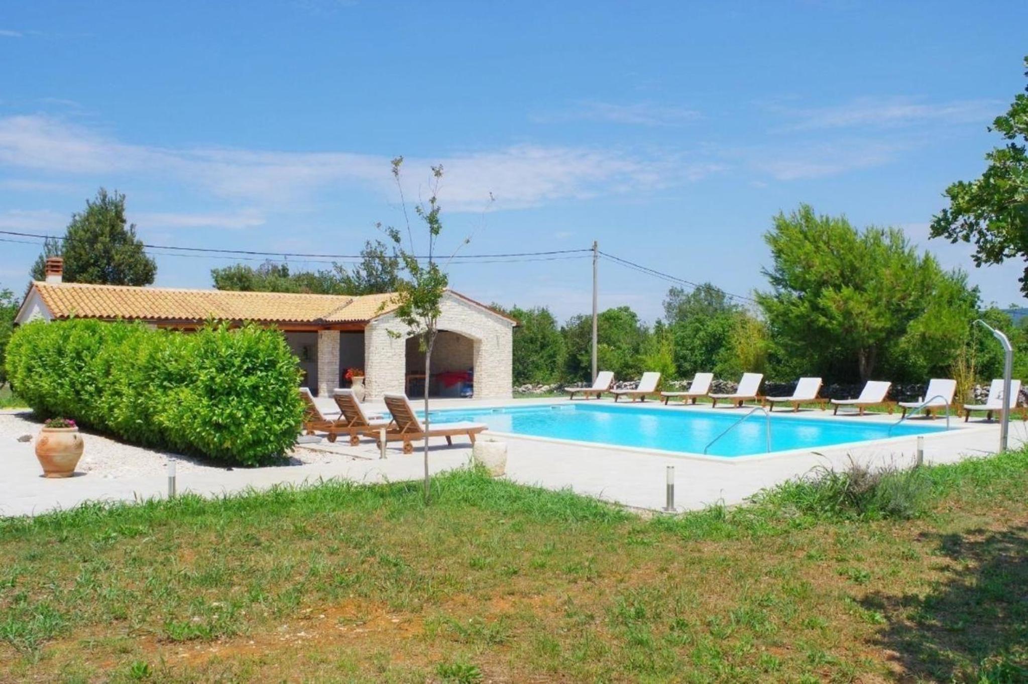 Appartement in Rakalj mit gemeinsamem Pool, Terrasse und Grill view 4