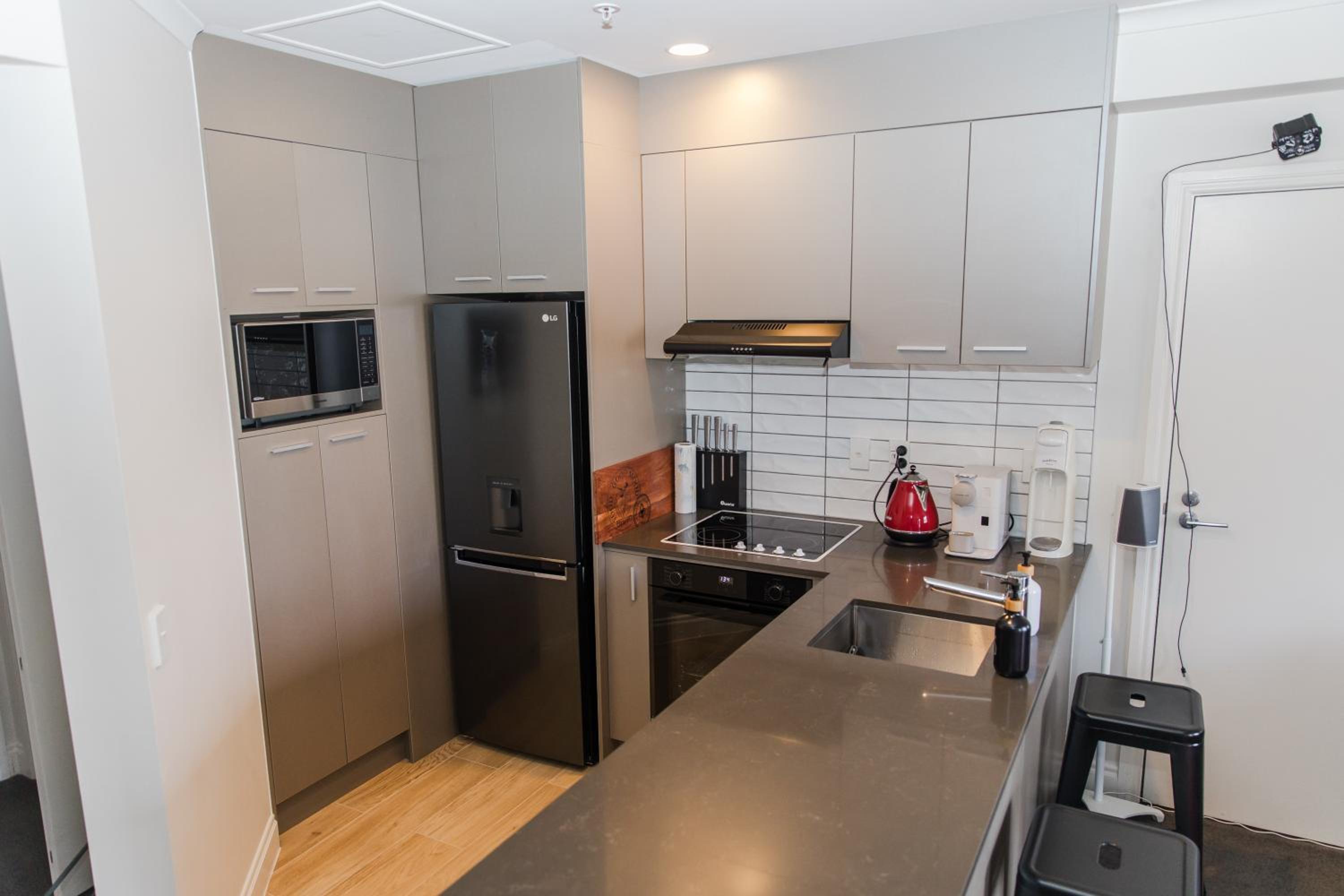 Entire Apartment 21st Floor Queen Street with Free Parking view 4