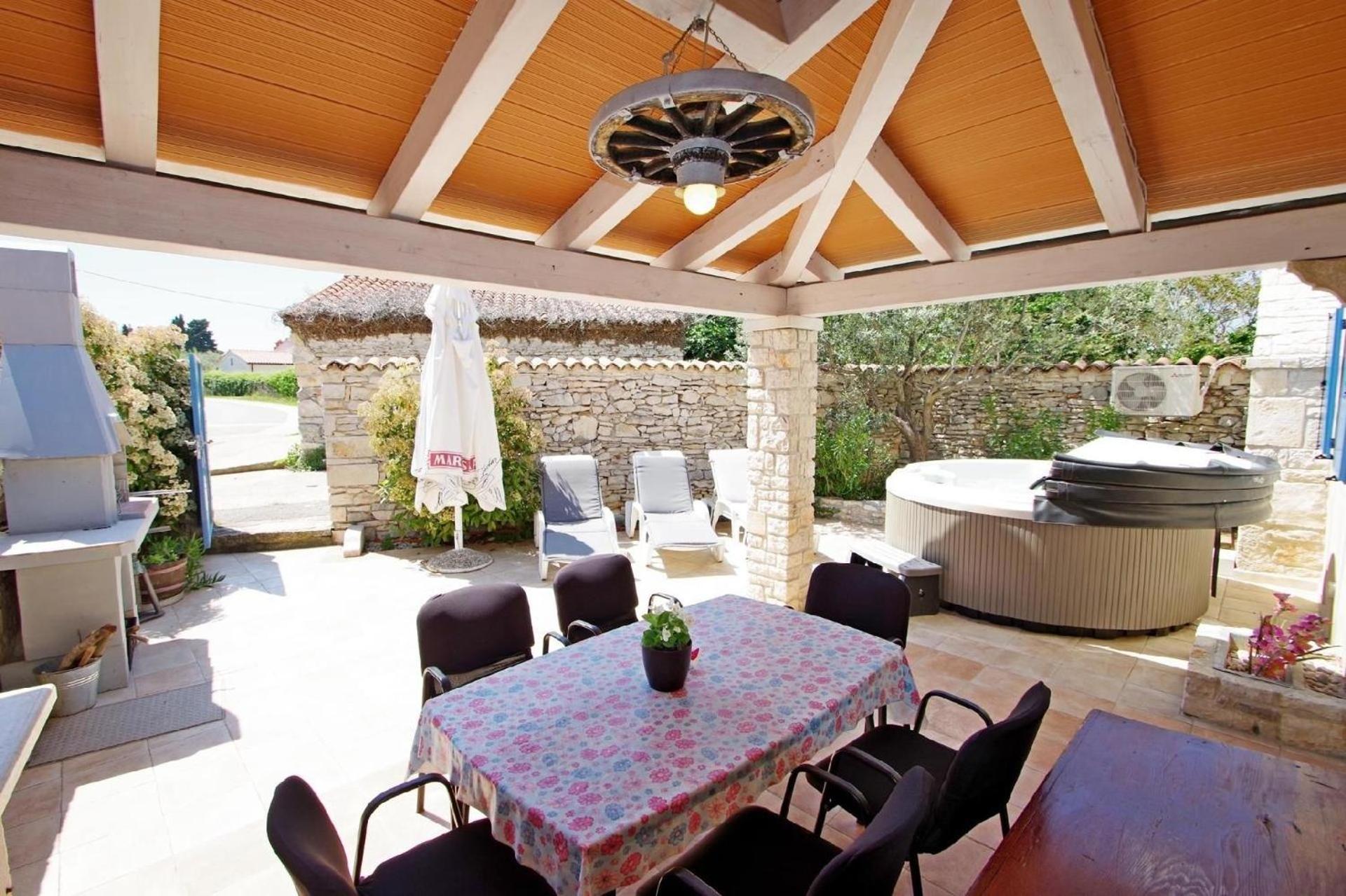 Ferienhaus in Kavran mit Terrasse, Garten und Grill