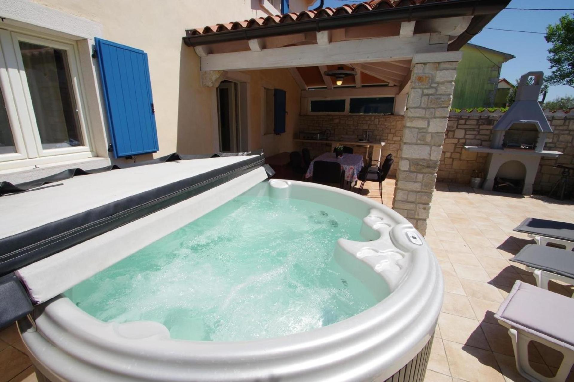 Ferienhaus in Kavran mit Terrasse, Garten und Grill
