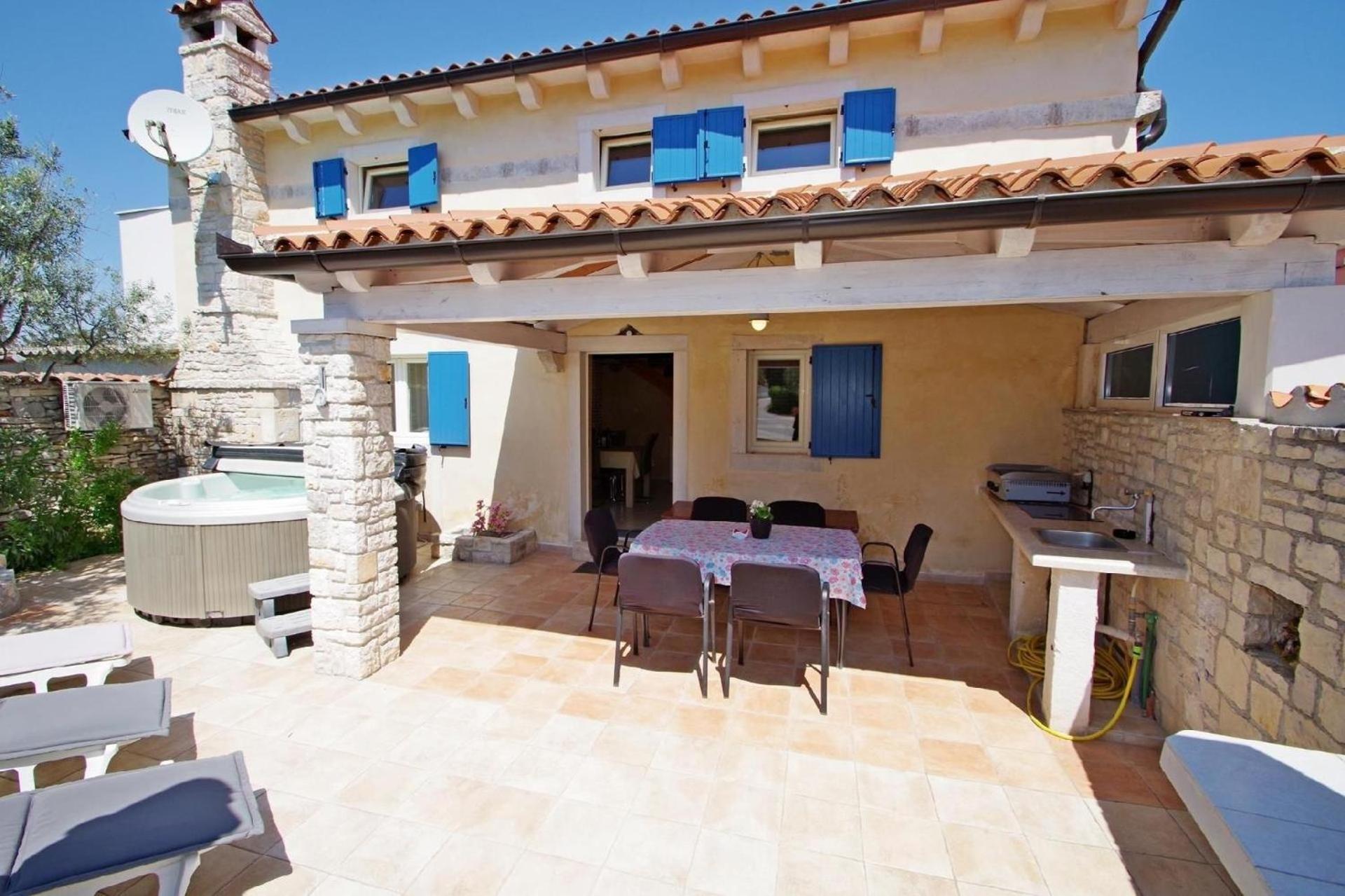 Ferienhaus in Kavran mit Terrasse, Garten und Grill