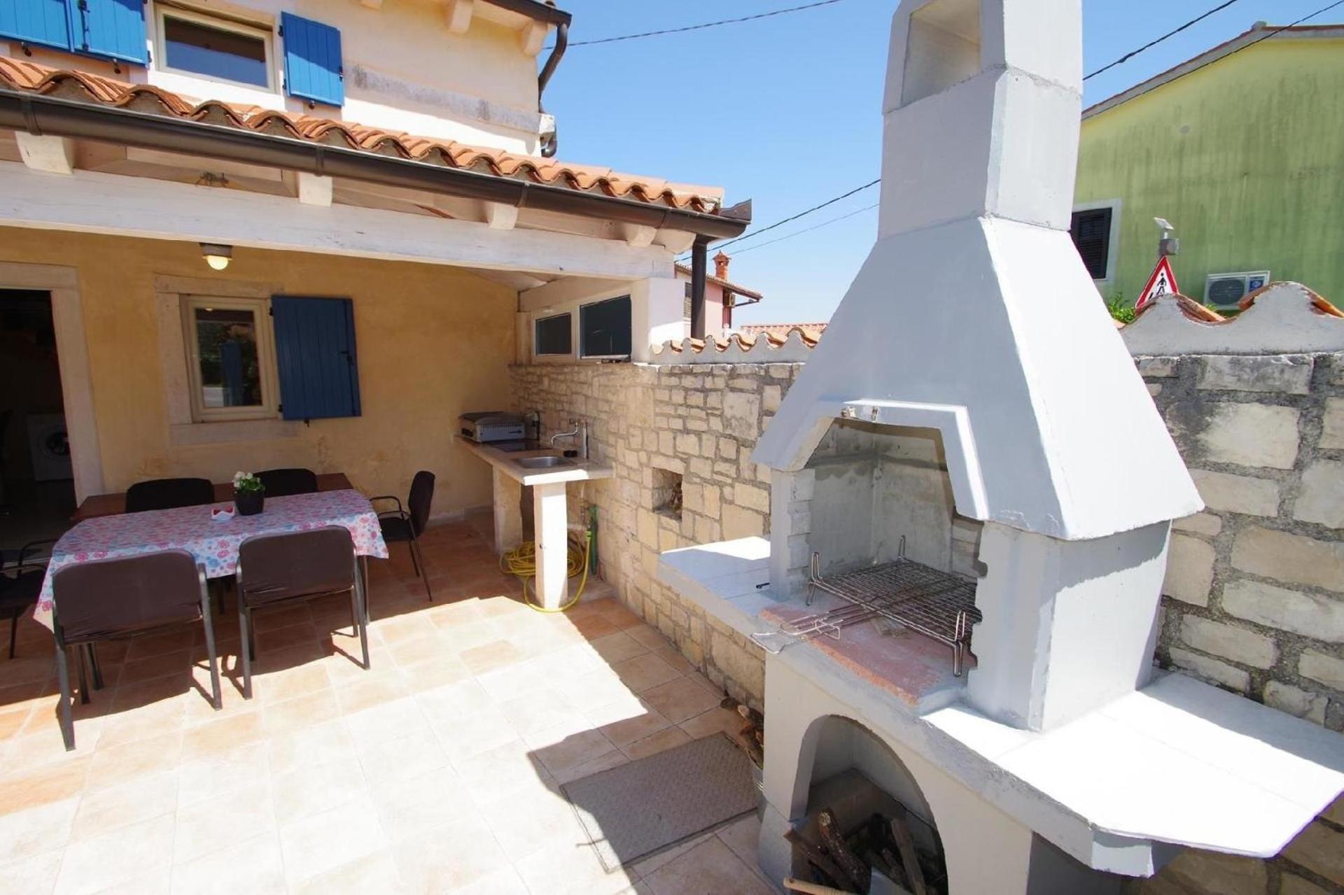 Ferienhaus in Kavran mit Terrasse, Garten und Grill