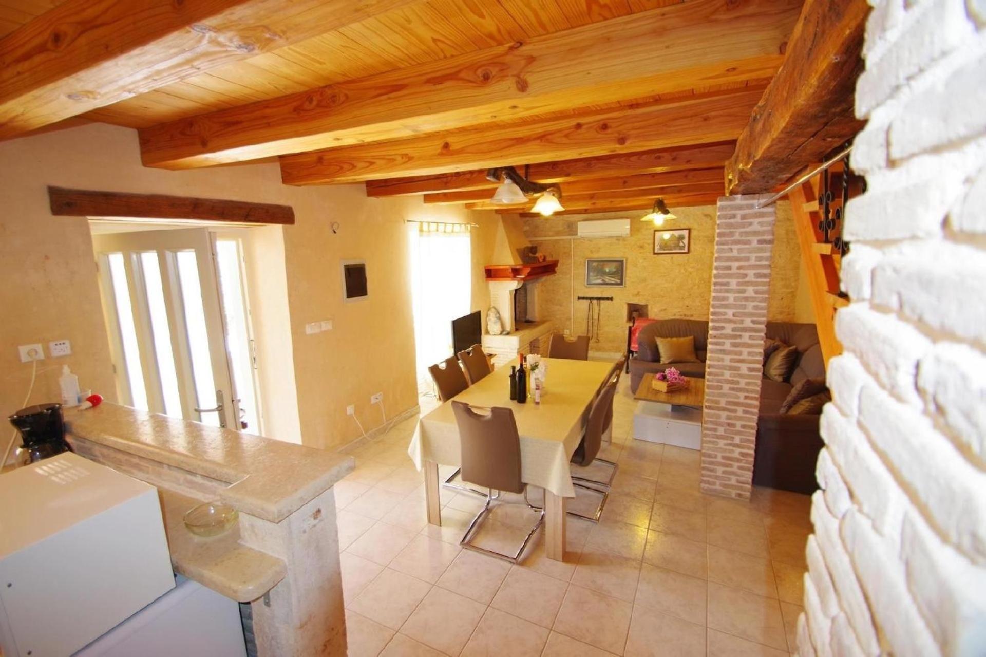 Ferienhaus in Kavran mit Terrasse, Garten und Grill