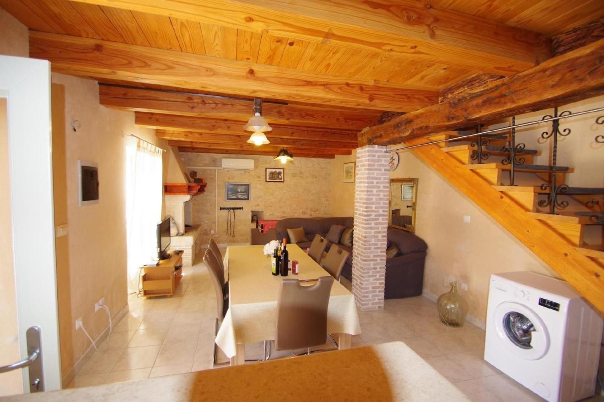 Ferienhaus in Kavran mit Terrasse, Garten und Grill