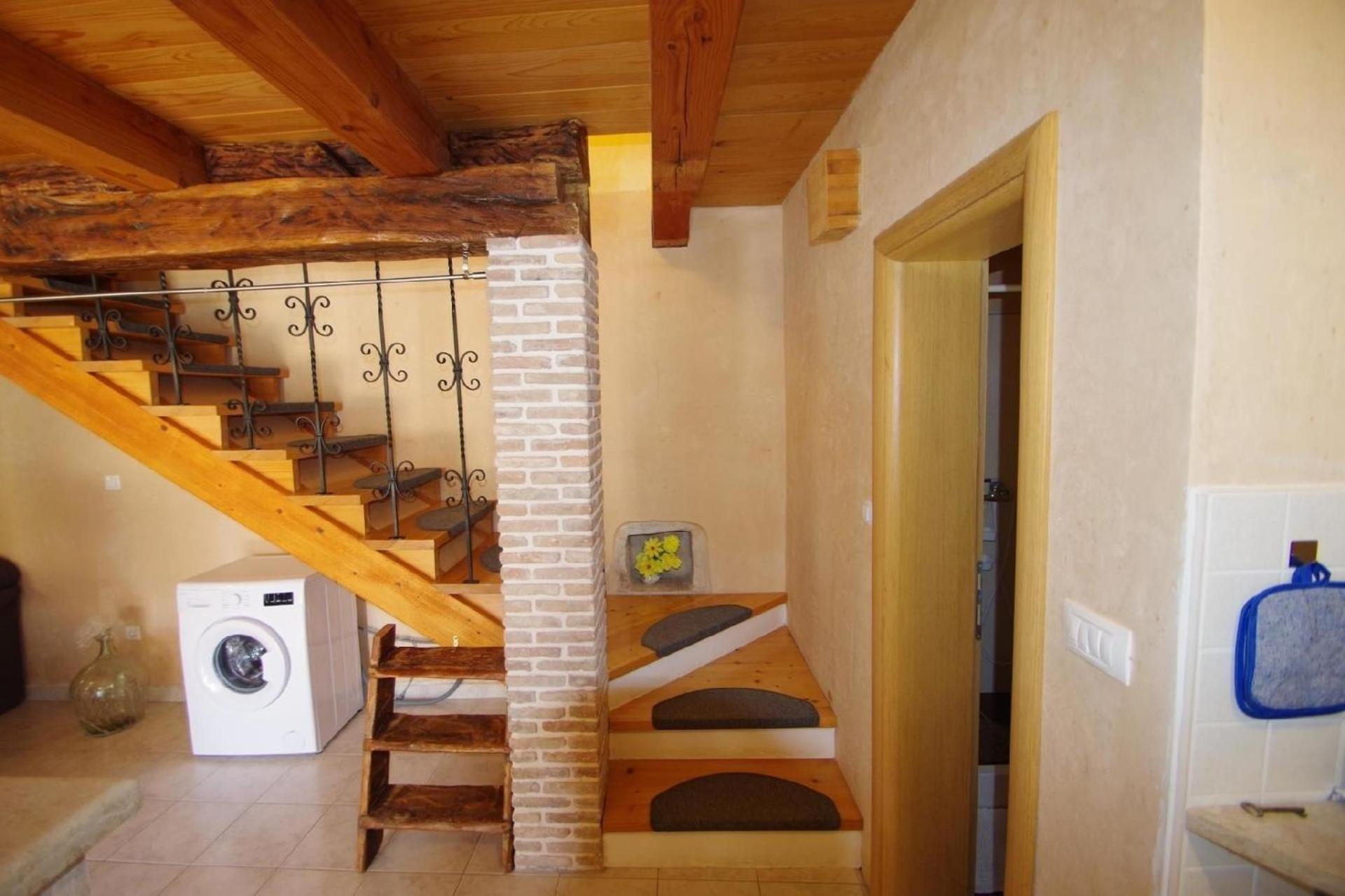 Ferienhaus in Kavran mit Terrasse, Garten und Grill