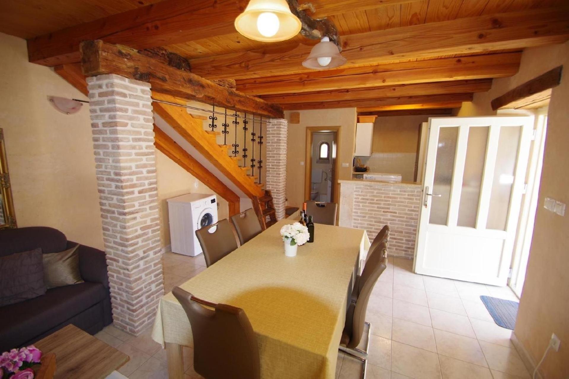 Ferienhaus in Kavran mit Terrasse, Garten und Grill