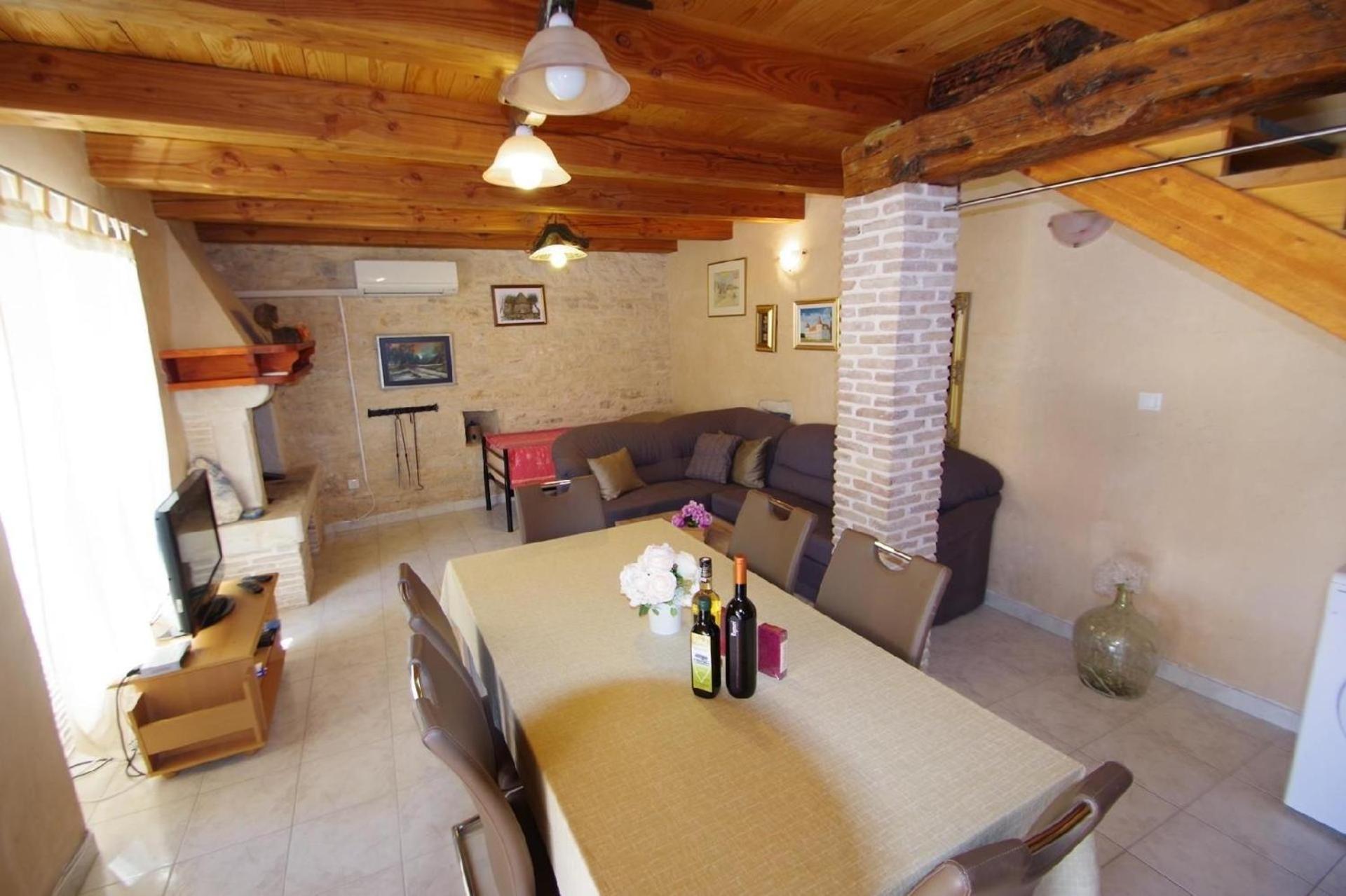 Ferienhaus in Kavran mit Terrasse, Garten und Grill